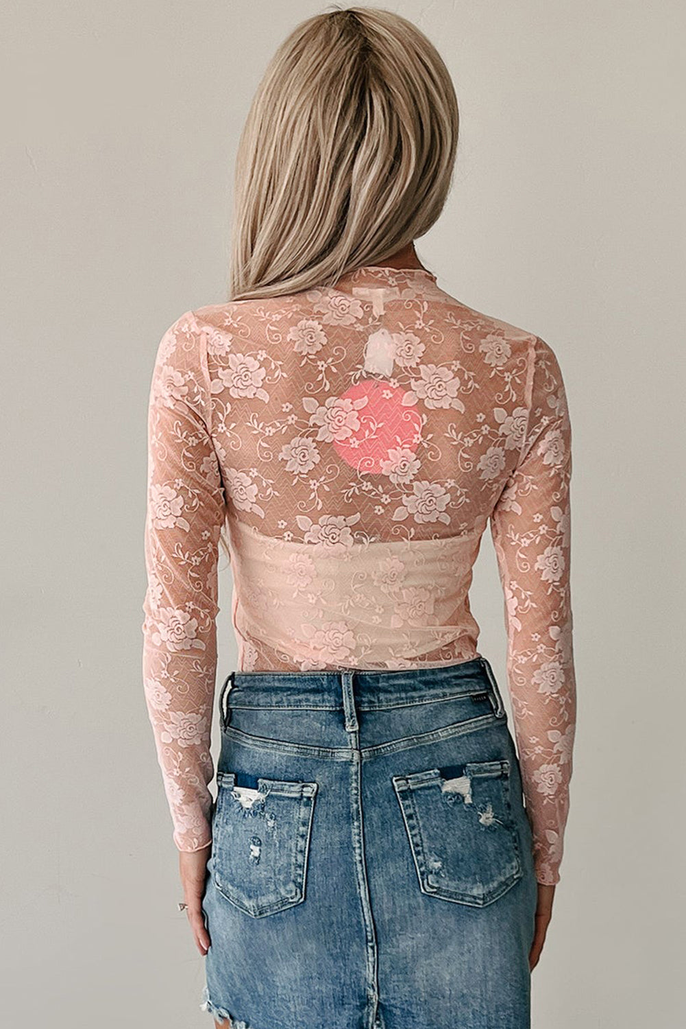 Top de manga larga de malla de encaje floral con cuello simulado en rosa albaricoque