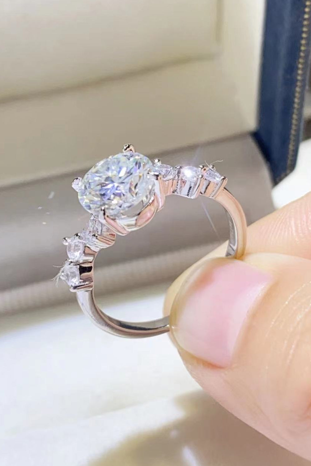 Anillo de moissanita de 2 quilates de plata de ley 925