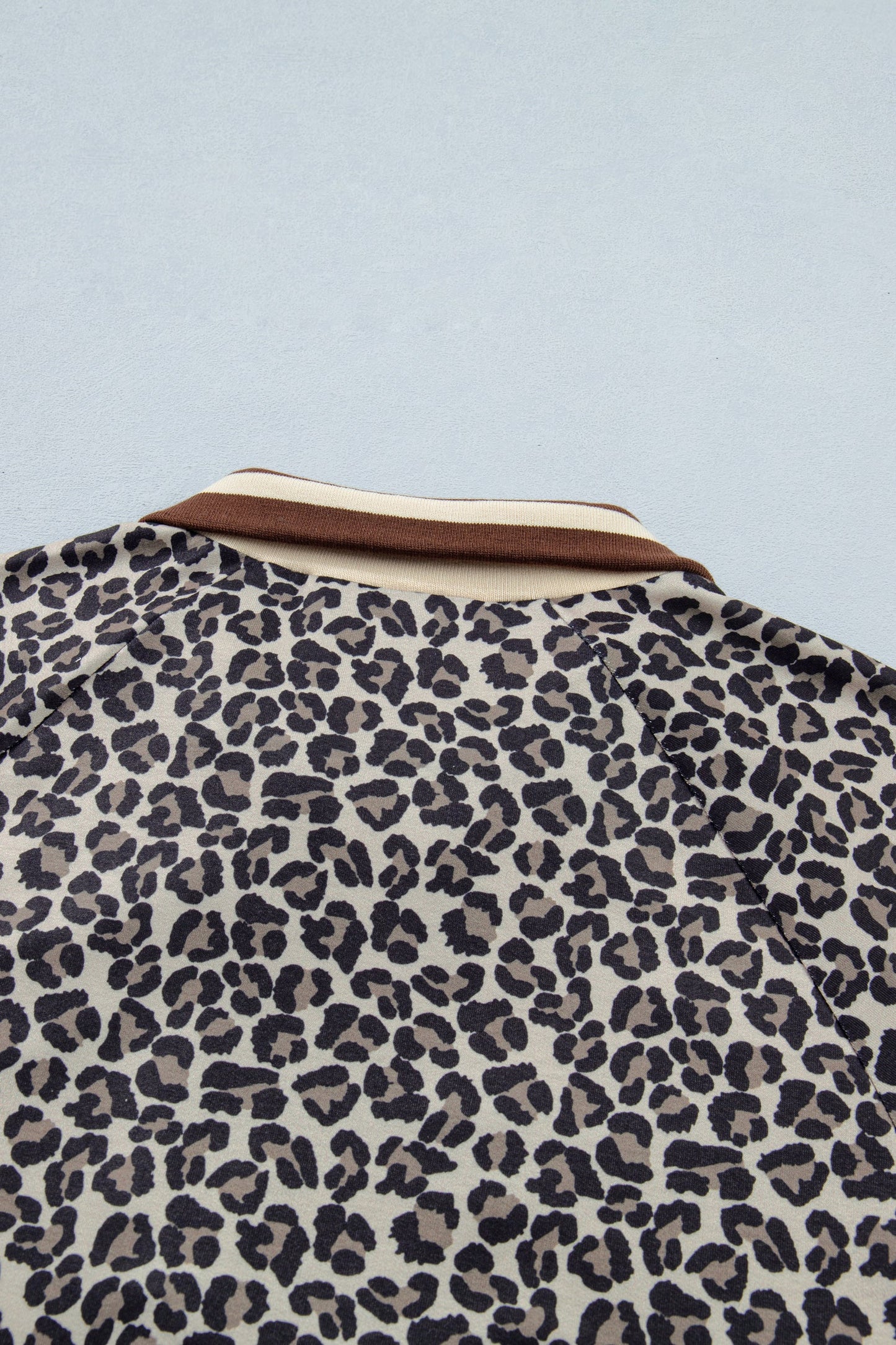 Top de manga corta tipo patchwork con cremallera, cuello alto y estampado de leopardo caqui con ribete a rayas
