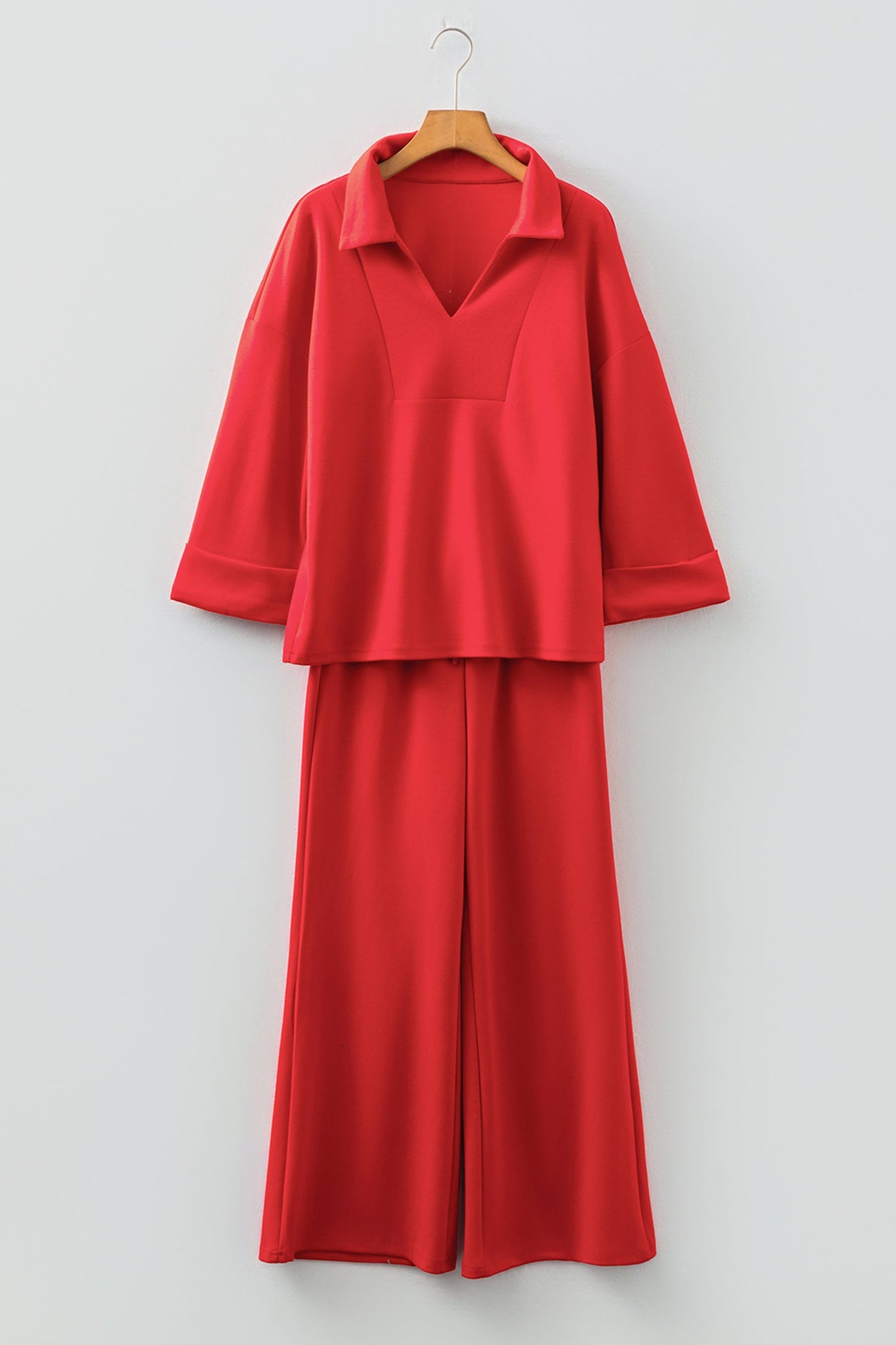 Conjunto de 2 piezas: polo rojo fuego con cuello en V, manga 3/4 y pantalón campana con cordón