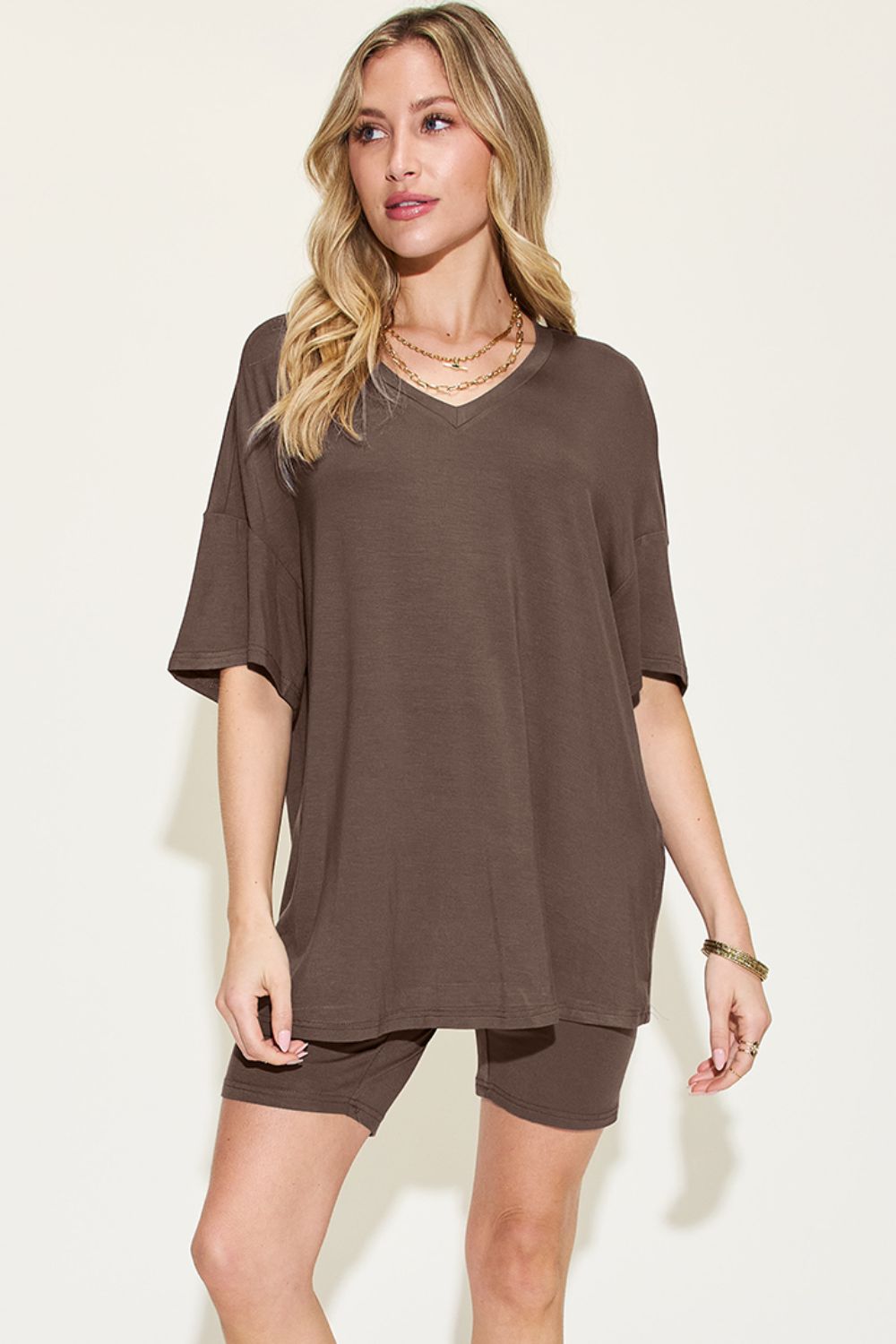 Conjunto de camiseta con cuello en V de talla grande Basic Bae con hombros caídos y pantalones cortos