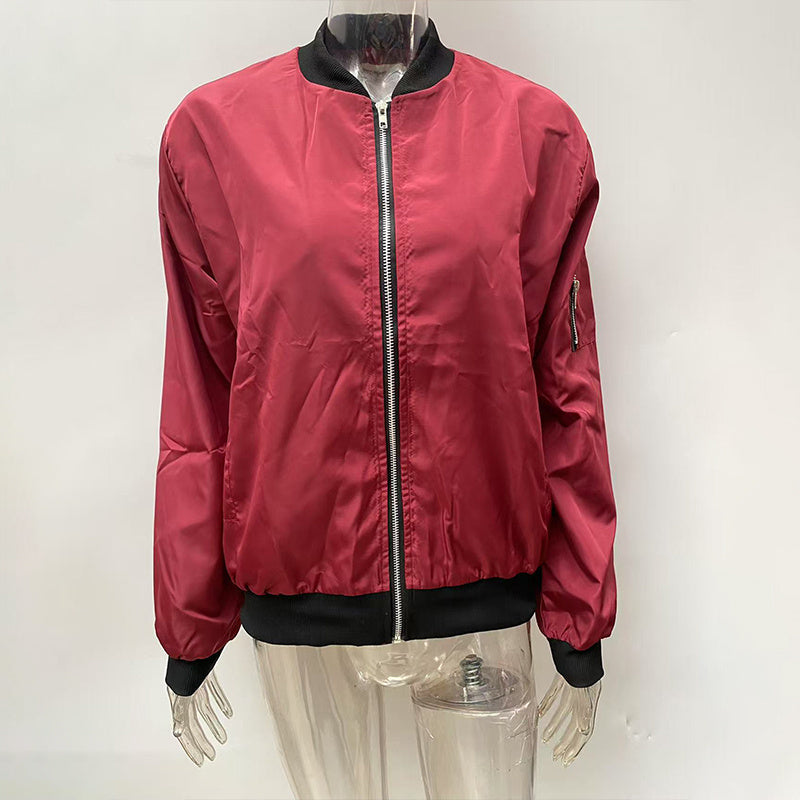 Chaqueta con cremallera, cuello alto y bloques de color, estilo minimalista