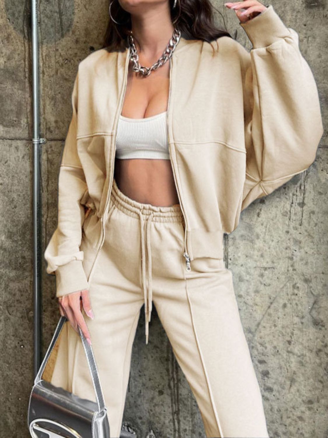Conjunto de top con cremallera y cuello estilo béisbol y pantalones con cordón
