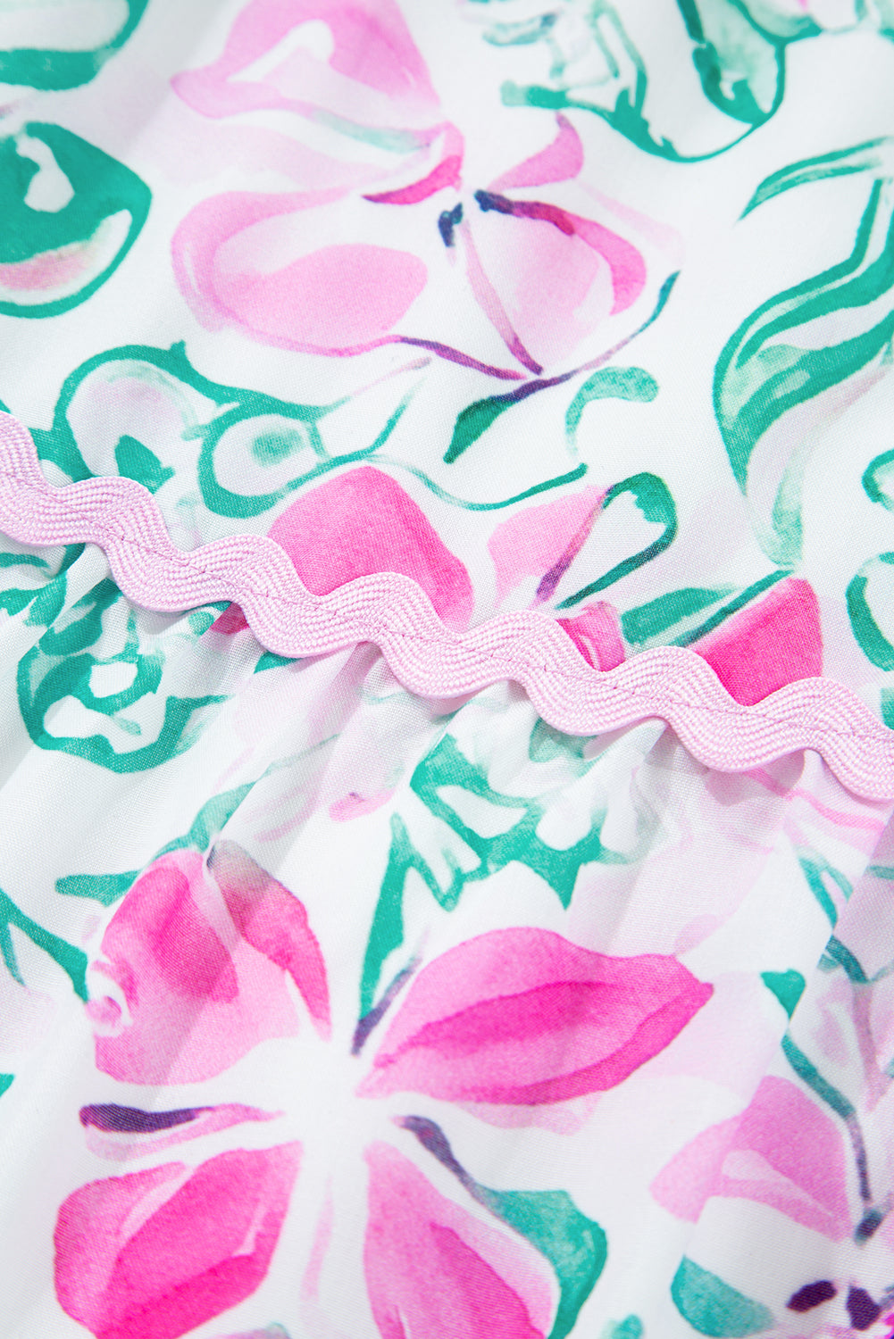 Minivestido de talla grande con estampado floral blanco, ribete de ric-rac y escote cuadrado