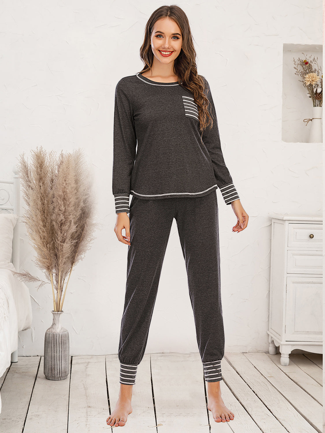 Conjunto de pantalones y top de cuello redondo para estar en casa