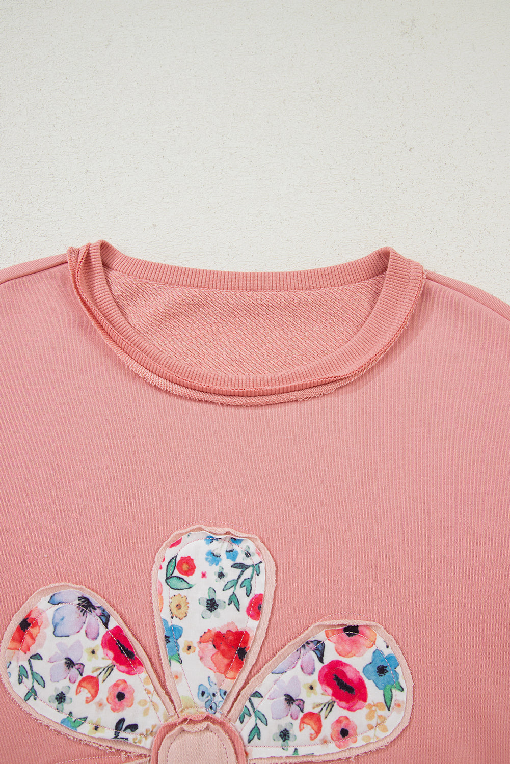 Sudadera con cuello redondo, manga caída y aplique de flor de melocotón en patchwork