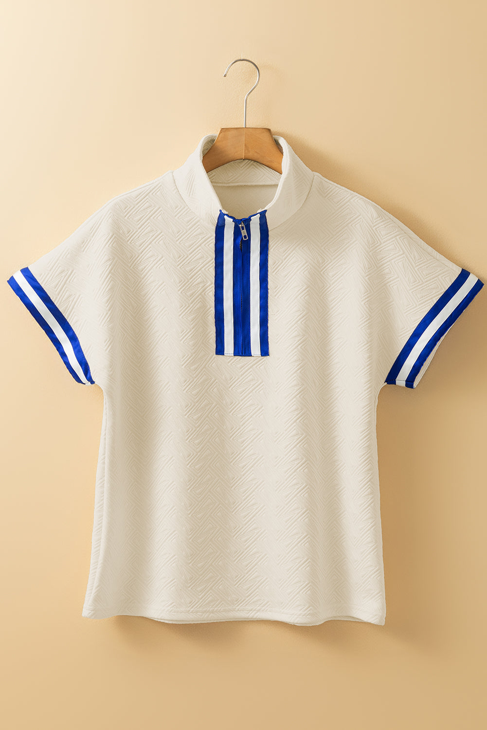 Top de manga corta con cremallera de un cuarto, diseño color block, textura con rayas preppy, color beige