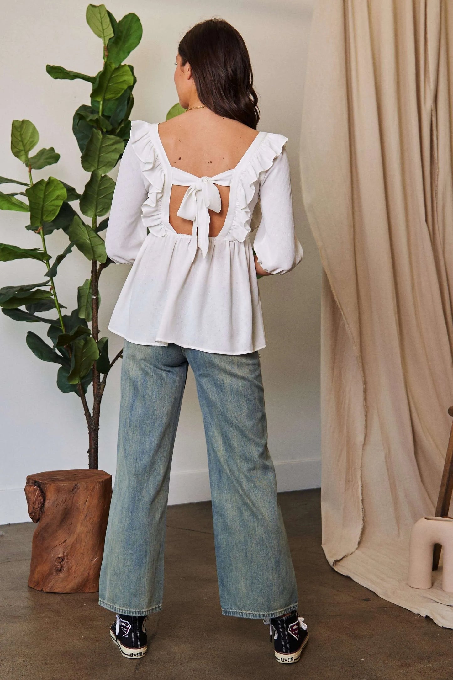 Blusa Davi & Dani con bordado floral, textura y lazo en la espalda con volantes