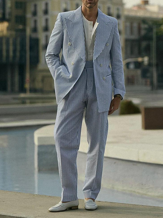 Traje de hombre a rayas azules y blancas