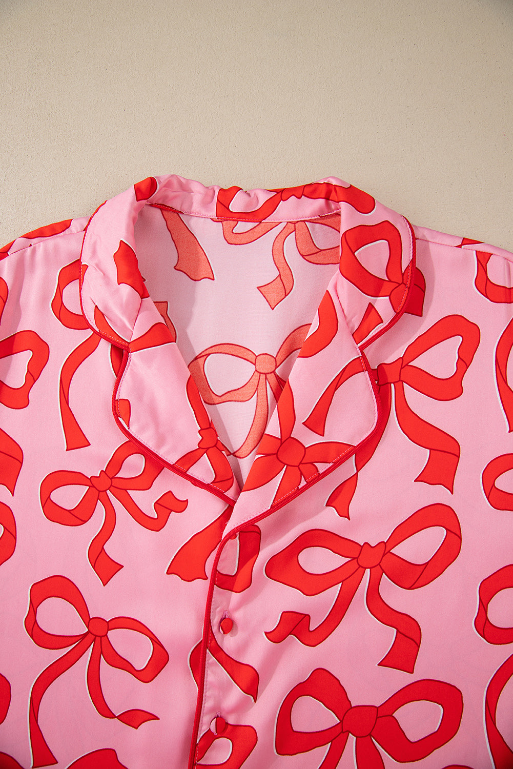 Pijama rosa de 2 piezas con estampado de lazos, estilo camisa y manga larga