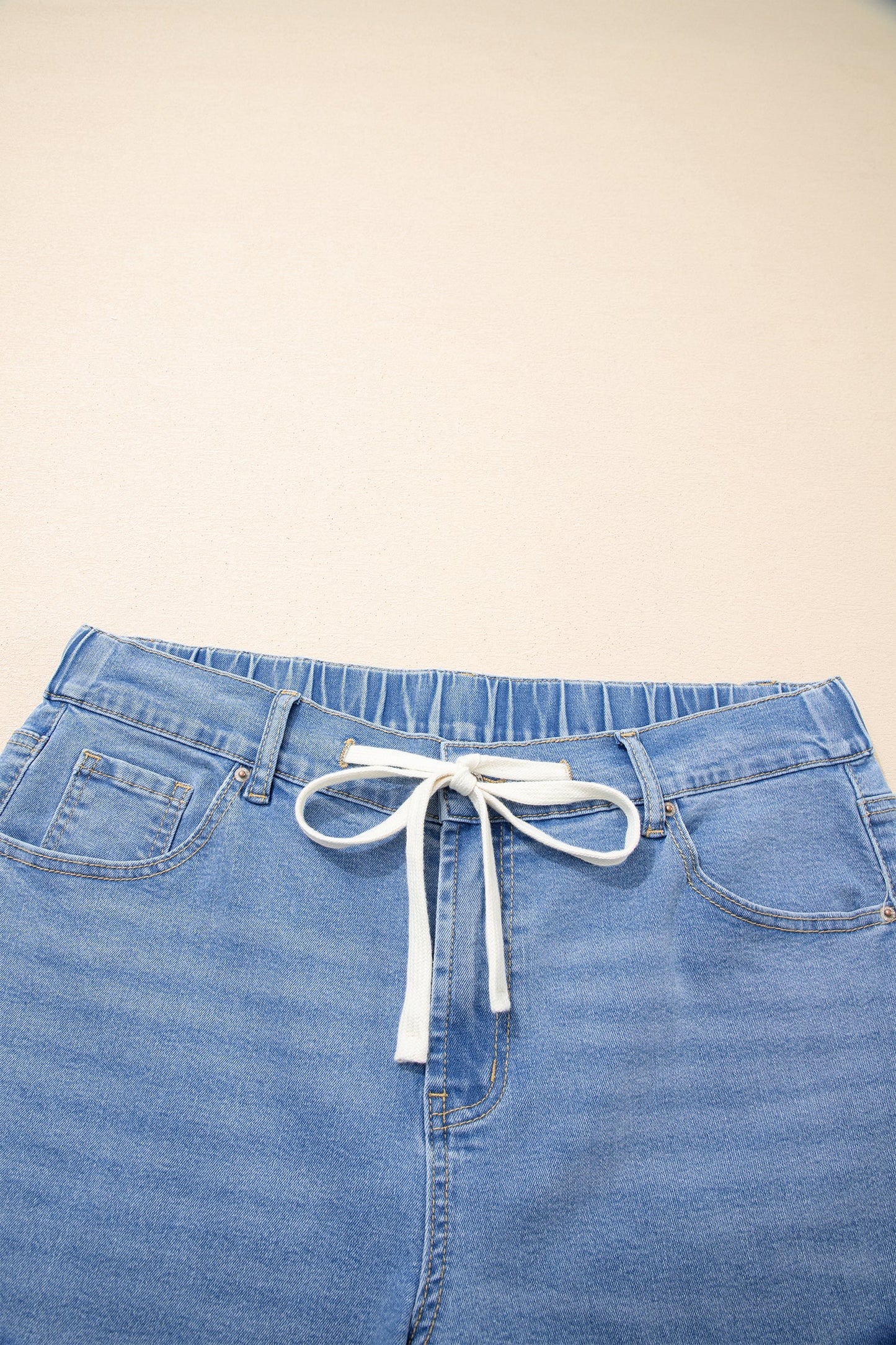 Vaqueros plus size de lavado ácido azul claro con cordones de contraste