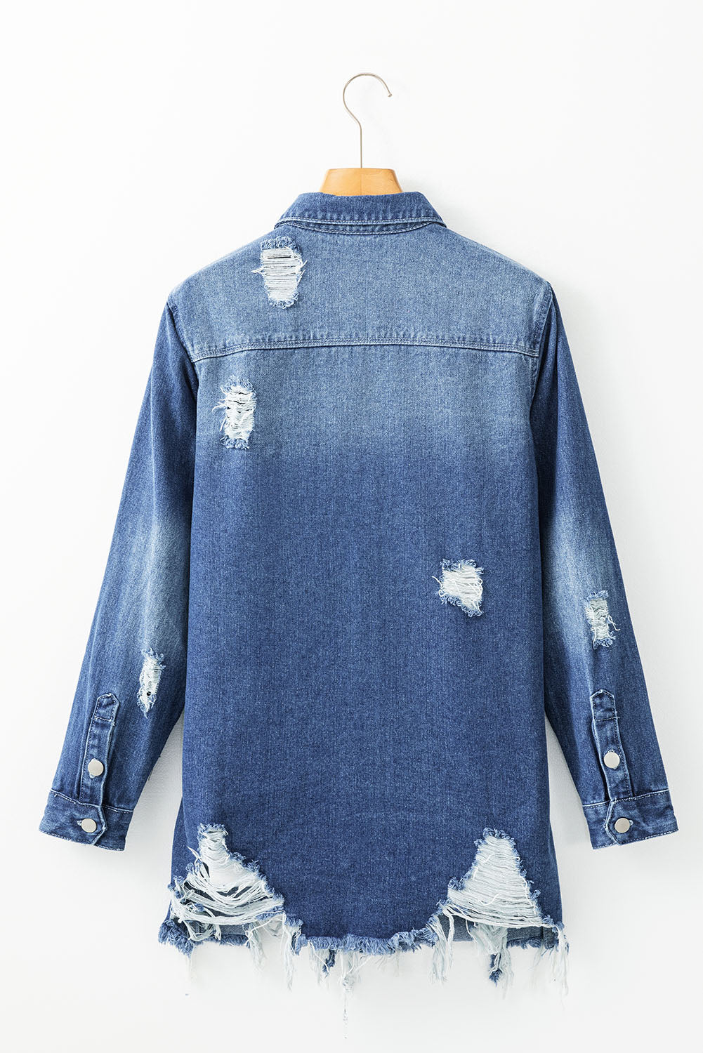 Chaqueta larga de jean celeste con lavado claro, efecto envejecido y deshilachado