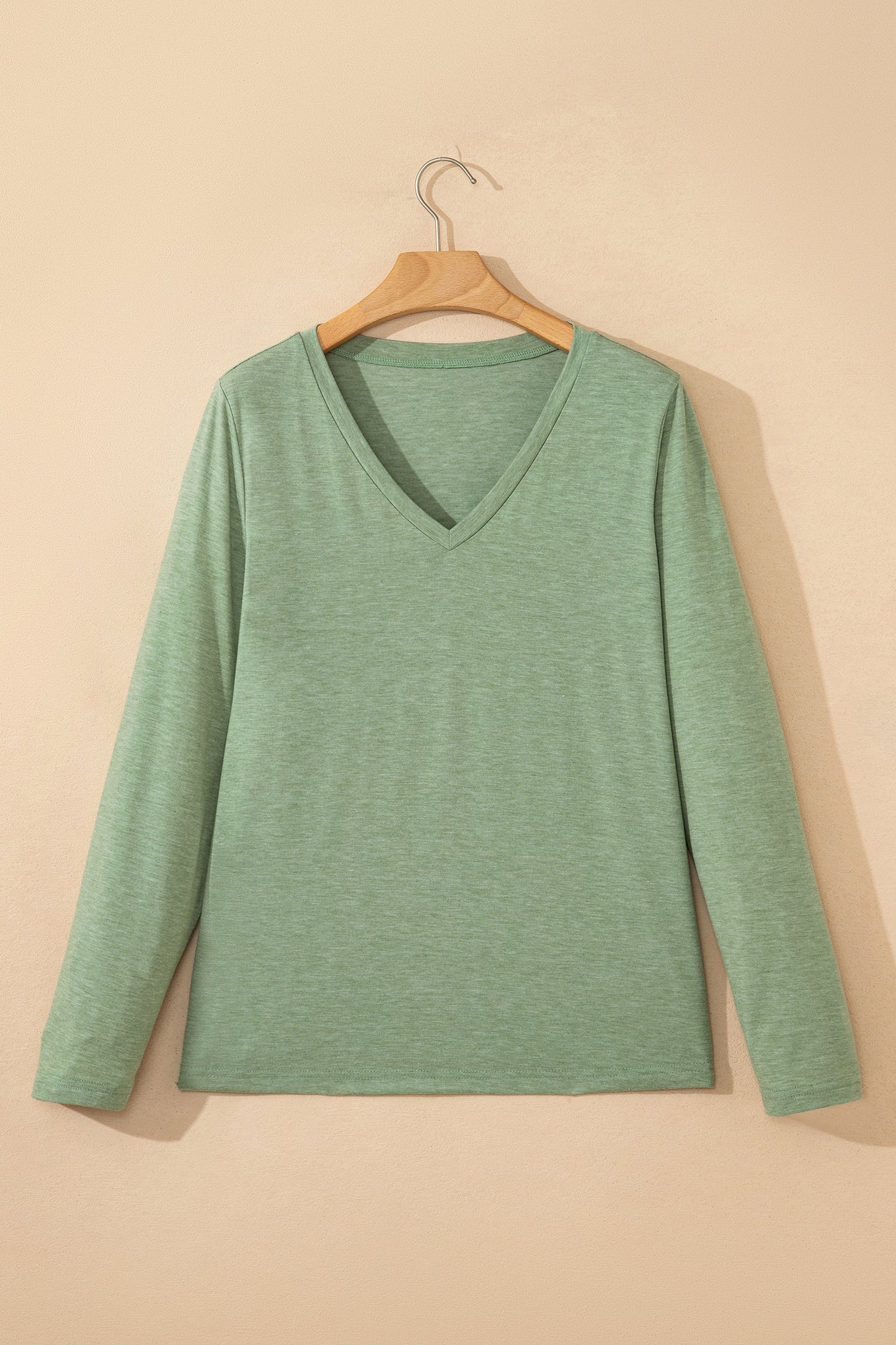 Top elástico de manga larga con cuello de pico y color verde hierba sólido