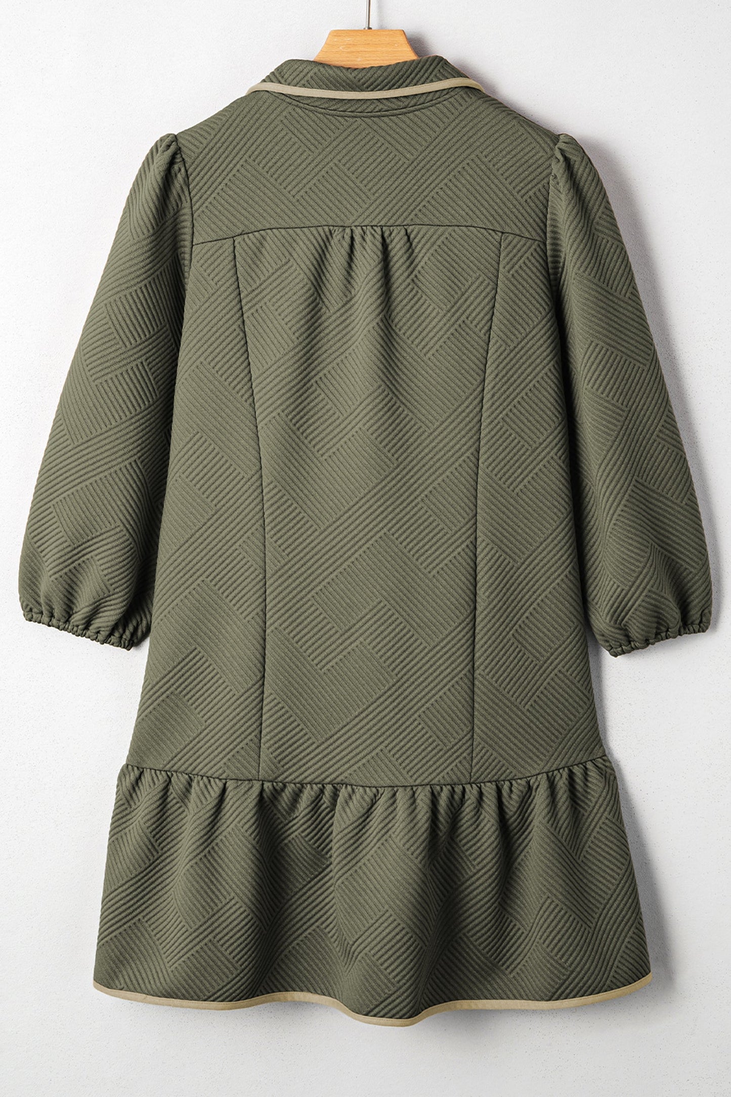 Minivestido con cremallera de un cuarto, manga tres cuartos, adornos en contraste texturizados y talla grande en verde jungla