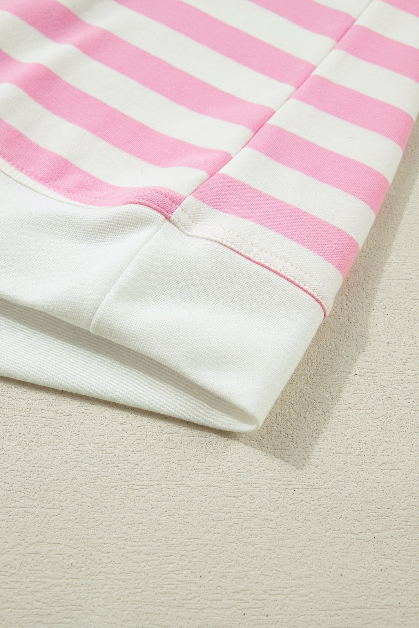 Blusa rosa a rayas con cuello en V y manga corta con volantes