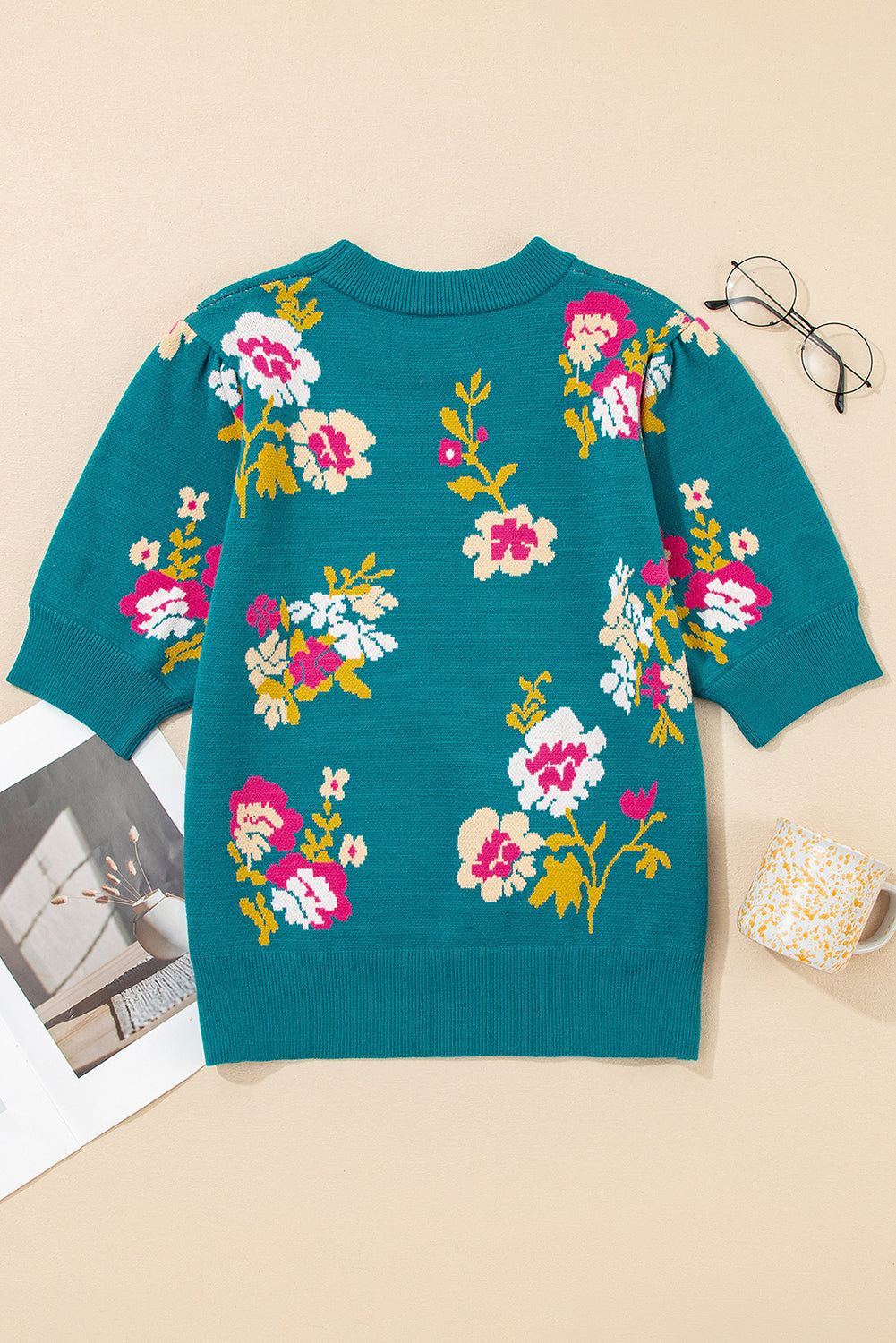 Camiseta de punto de manga corta con cuello alto y estampado de flores azules