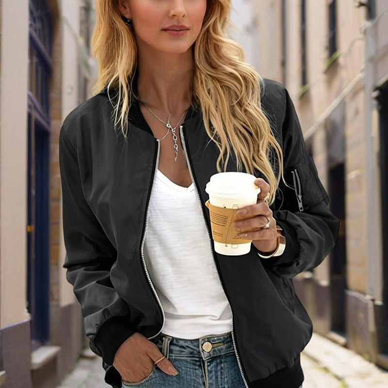 Chaqueta con cremallera, cuello alto y bloques de color, estilo minimalista