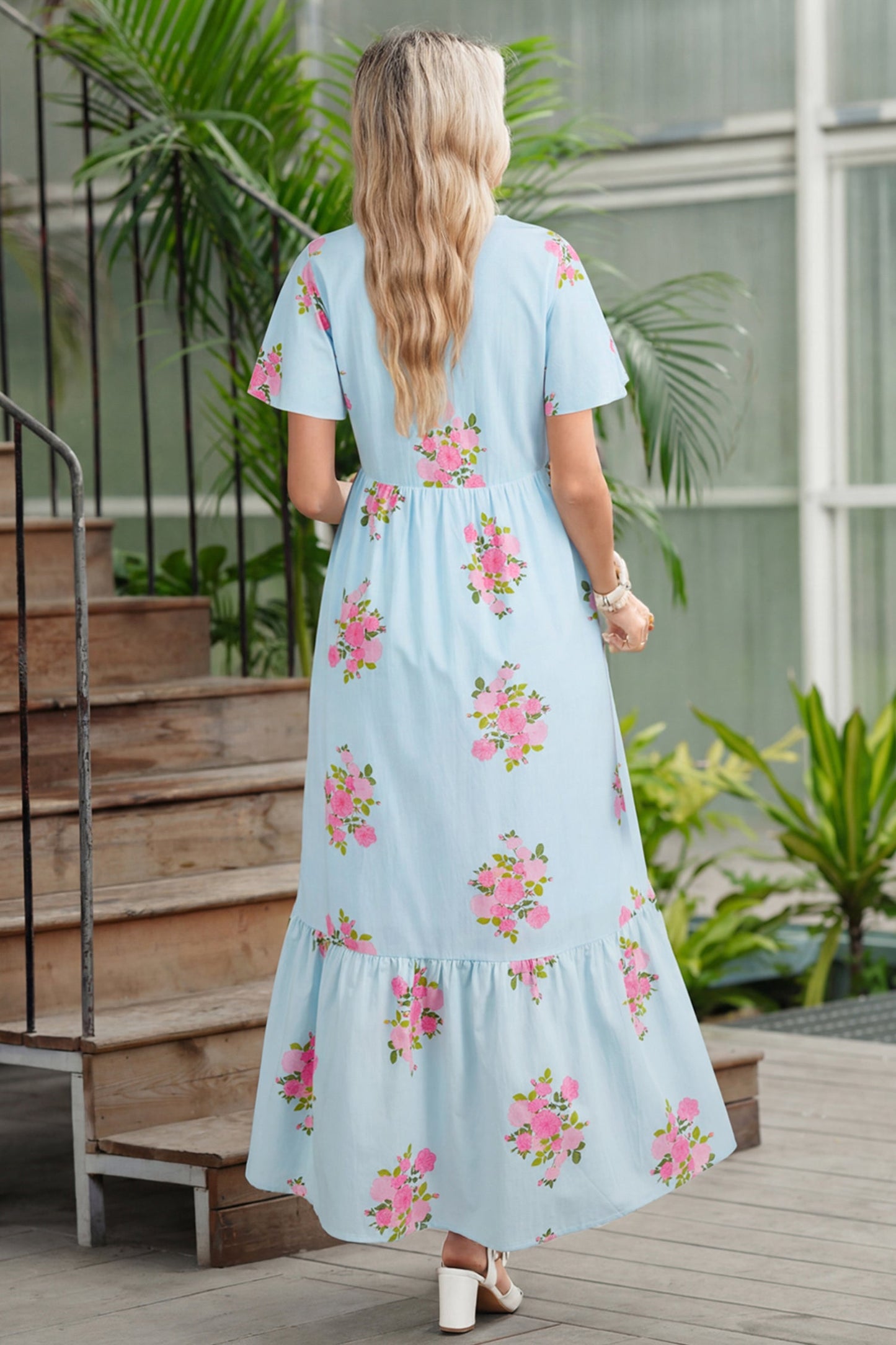 Vestido maxi con estampado floral, manga corta con volantes y cuello con muesca en azul cielo