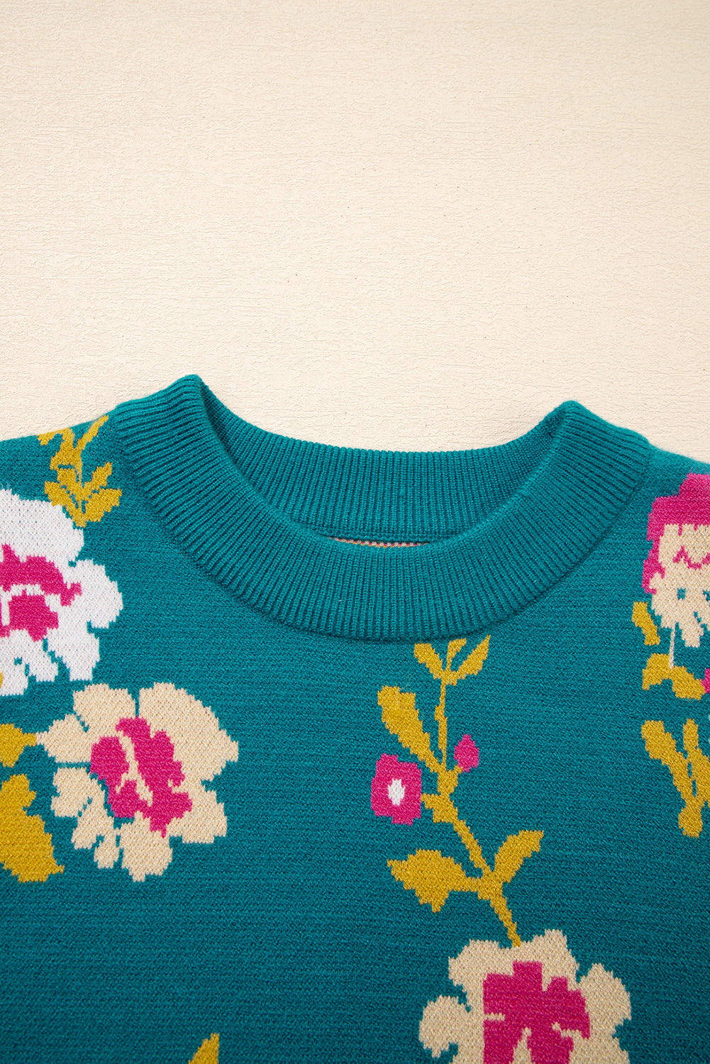 Camiseta de punto de manga corta con cuello alto y estampado de flores azules