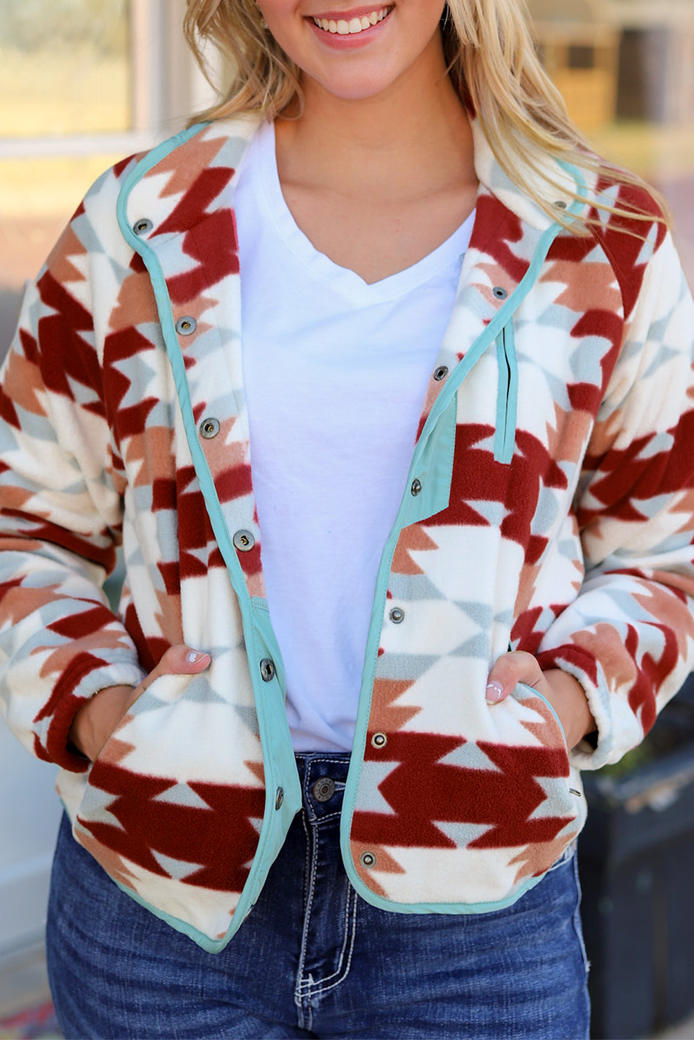 Chaqueta polar roja fuego con botones y bolsillos con cremallera estilo azteca occidental