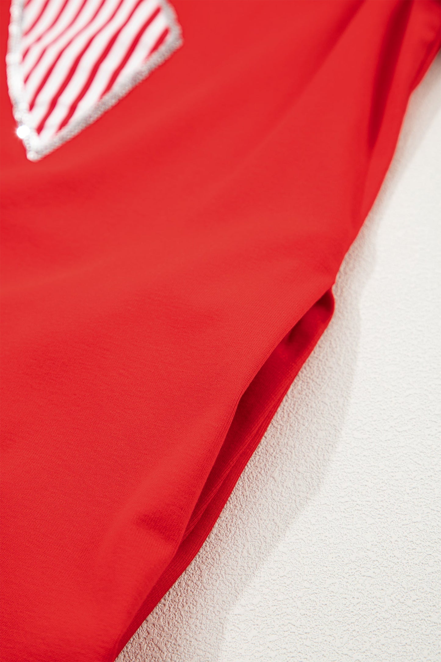 Minivestido con parches de estrellas y rayas, lazo y lentejuelas rojas intensas