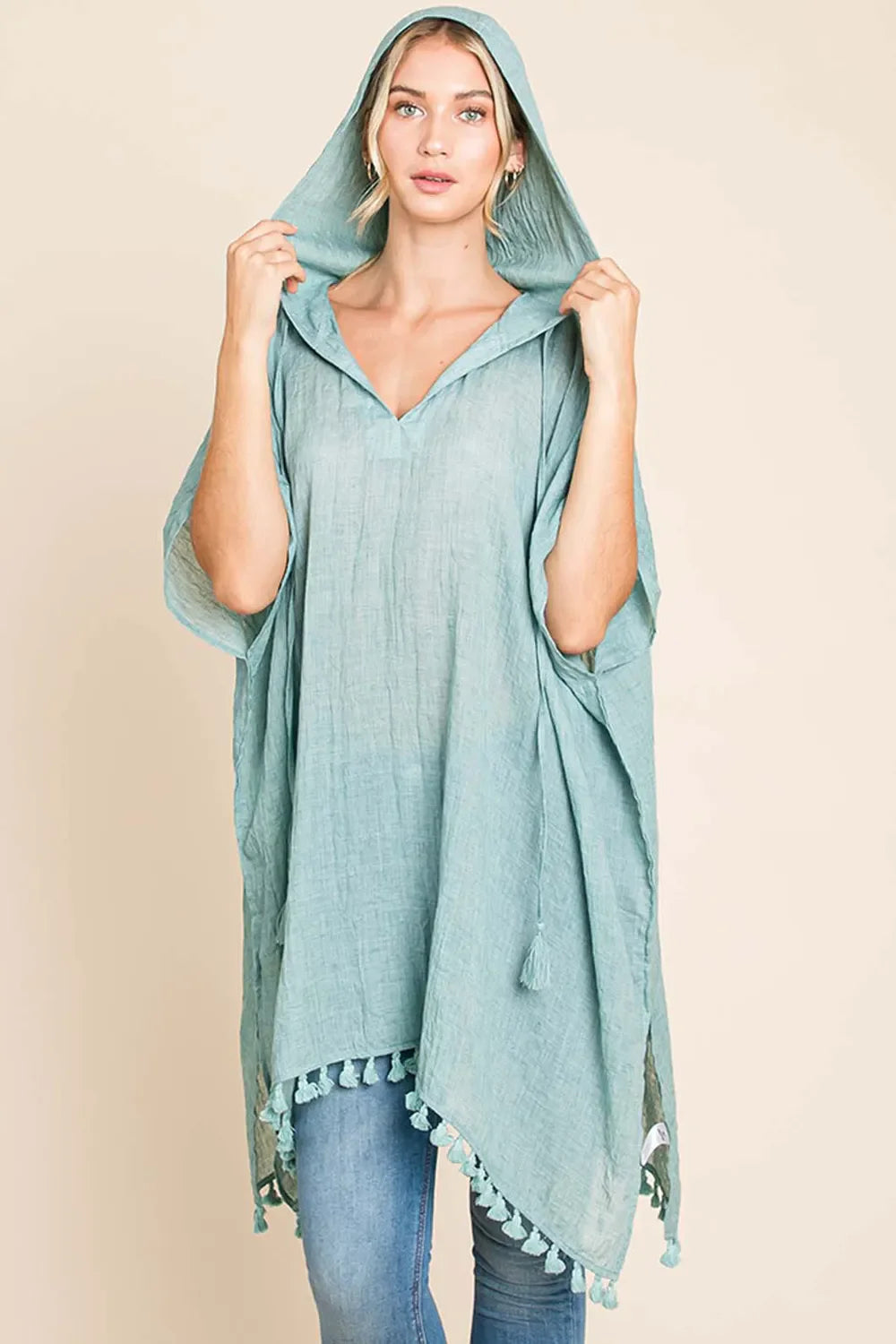 Salida de baño con capucha y dobladillo de borlas Cotton Bleu by Nu Label