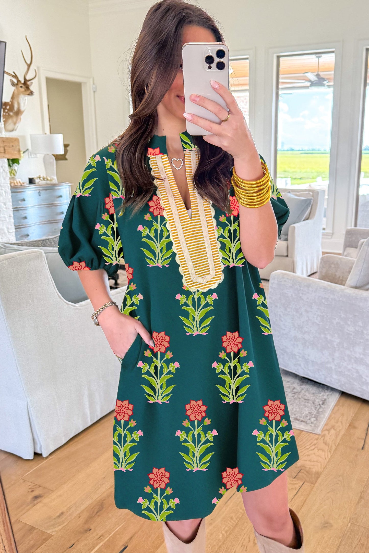 Vestido de manga corta con estampado floral verde, ribete a contraste y retazos a rayas