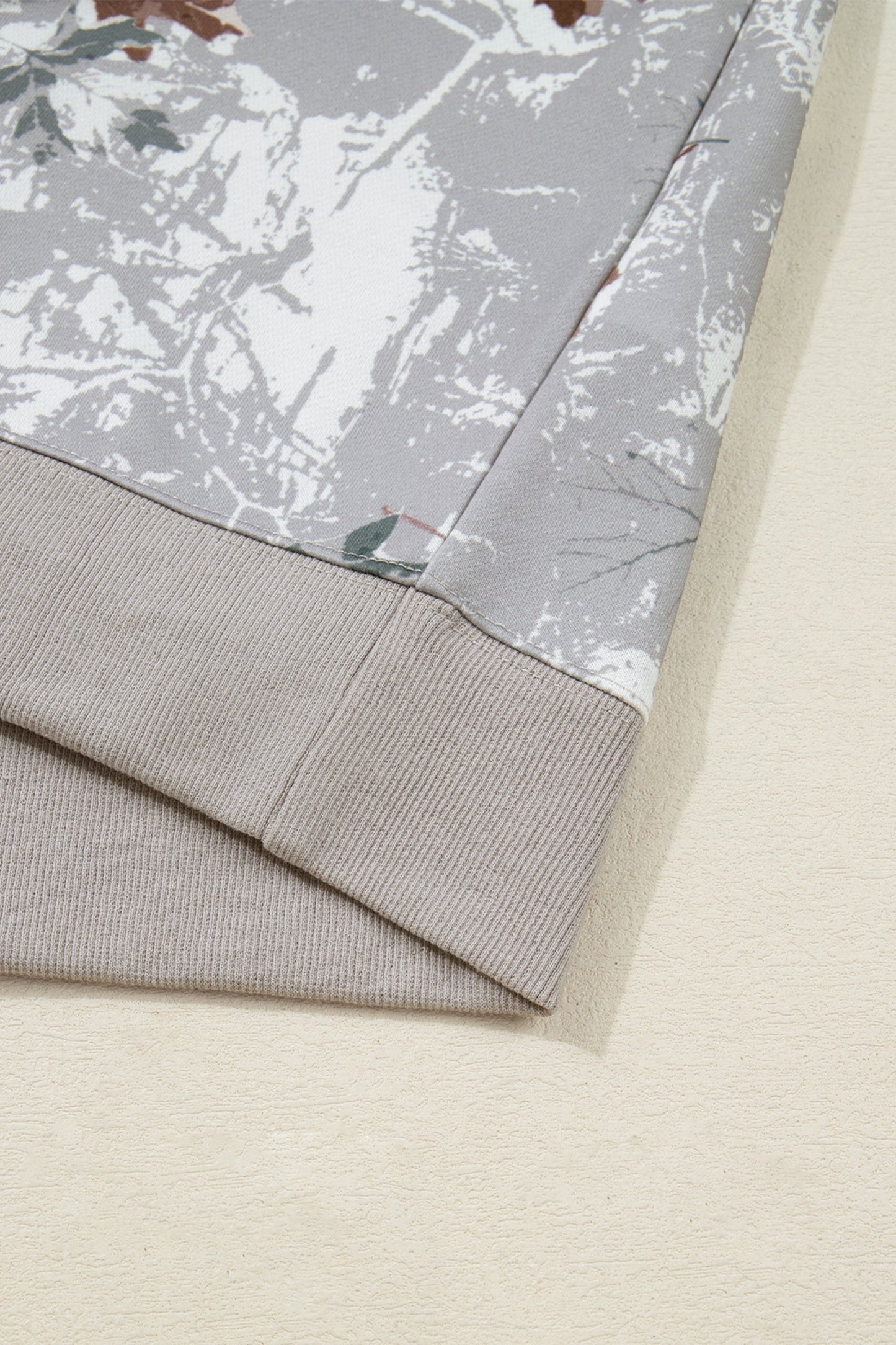Sudadera informal de camuflaje de hoja de arce gris con rayas universitarias en las mangas