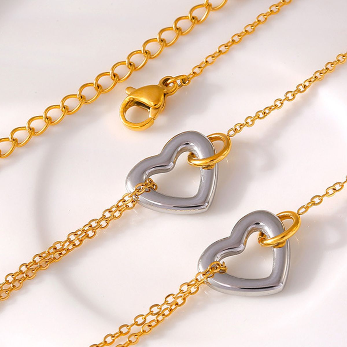 Pulsera de corazón chapada en oro de 18 quilates