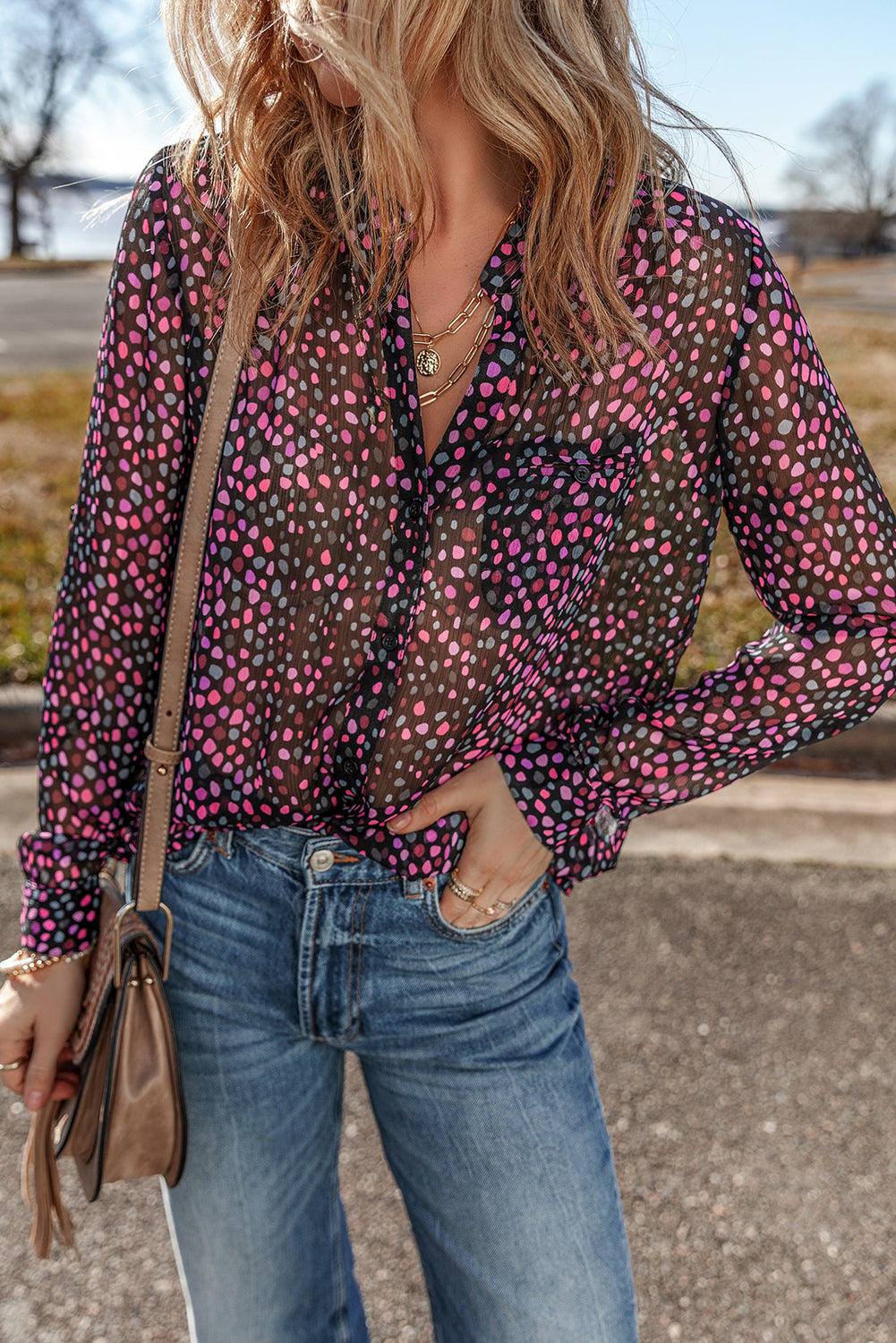 Camisa casual de lunares y botones de vino de uva