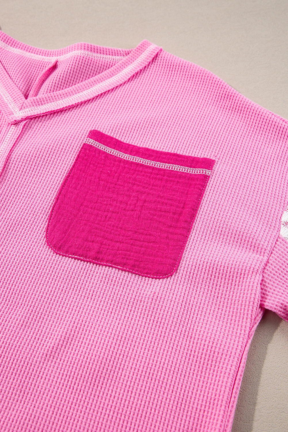 Blusa de punto acanalado con escote en V, parches florales de encaje tipo bombón en las mangas