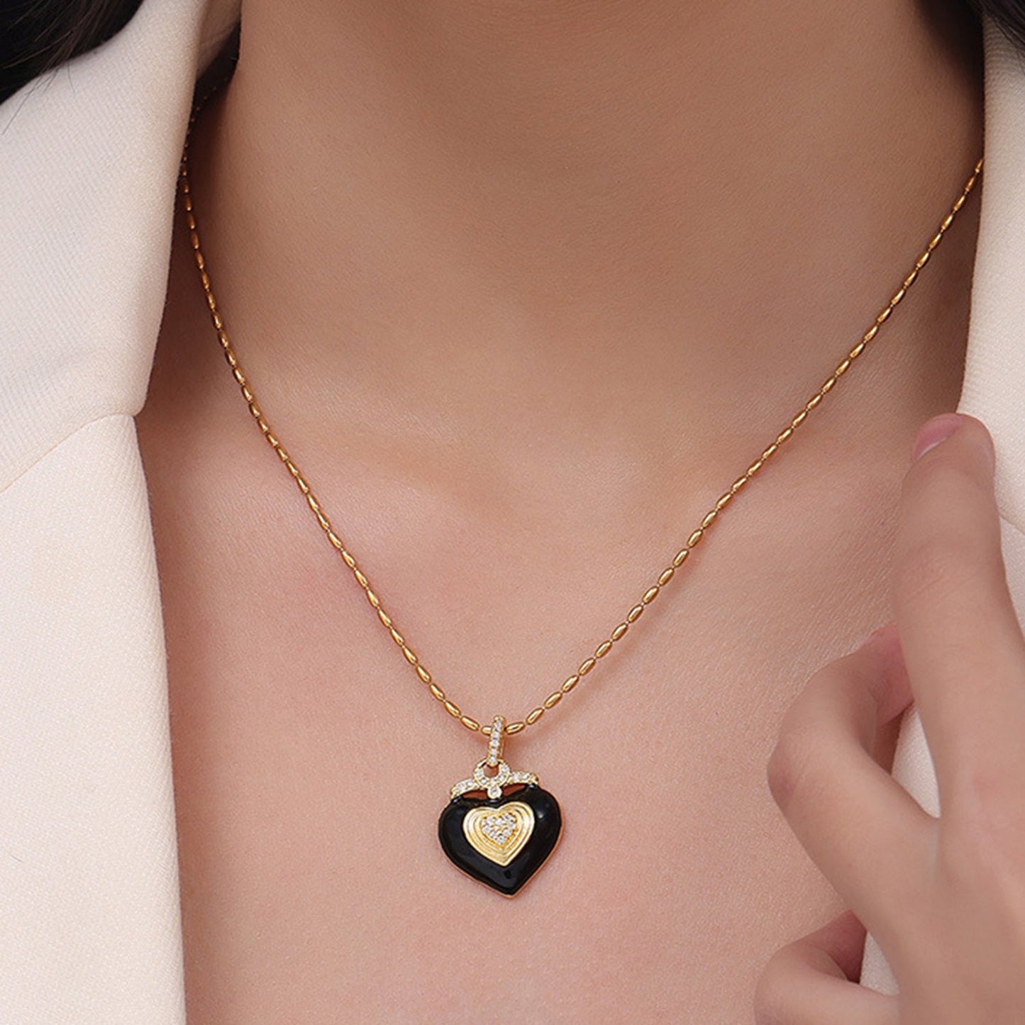 Collar con corazón de acero de titanio