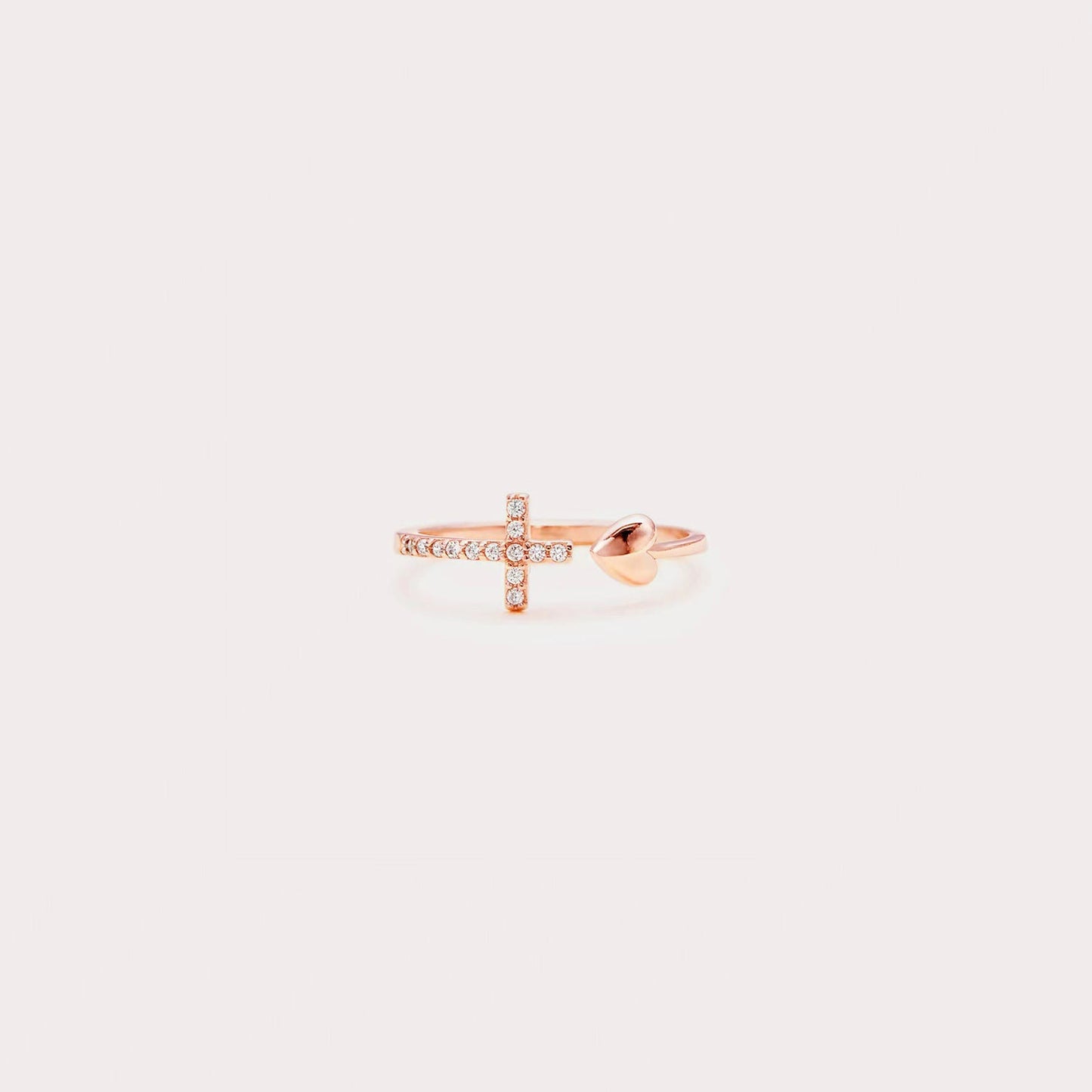 Anillo Abierto de Circonita con Cruz y Forma de Corazón Incrustadas