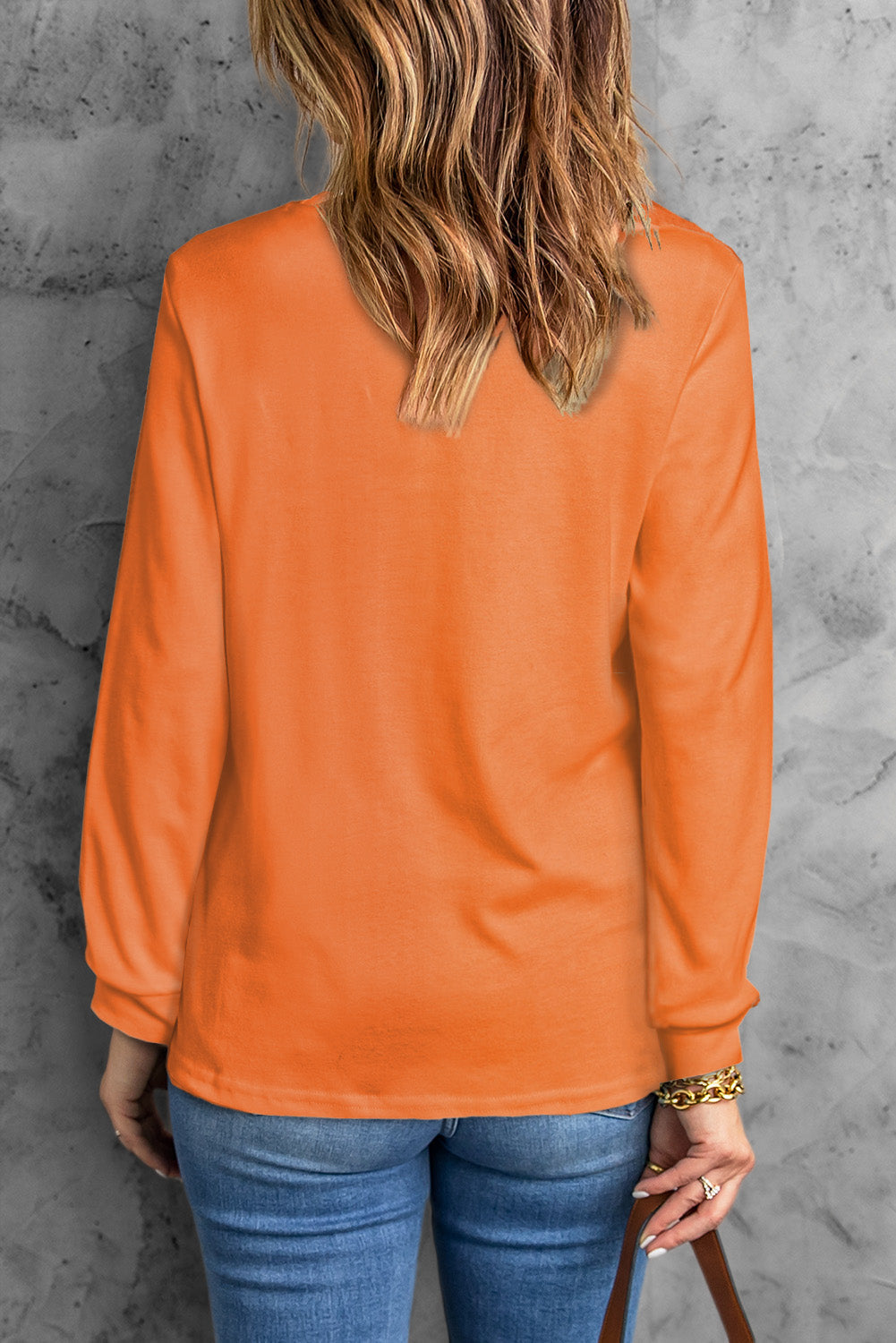 Top naranja liso de manga larga con cuello redondo