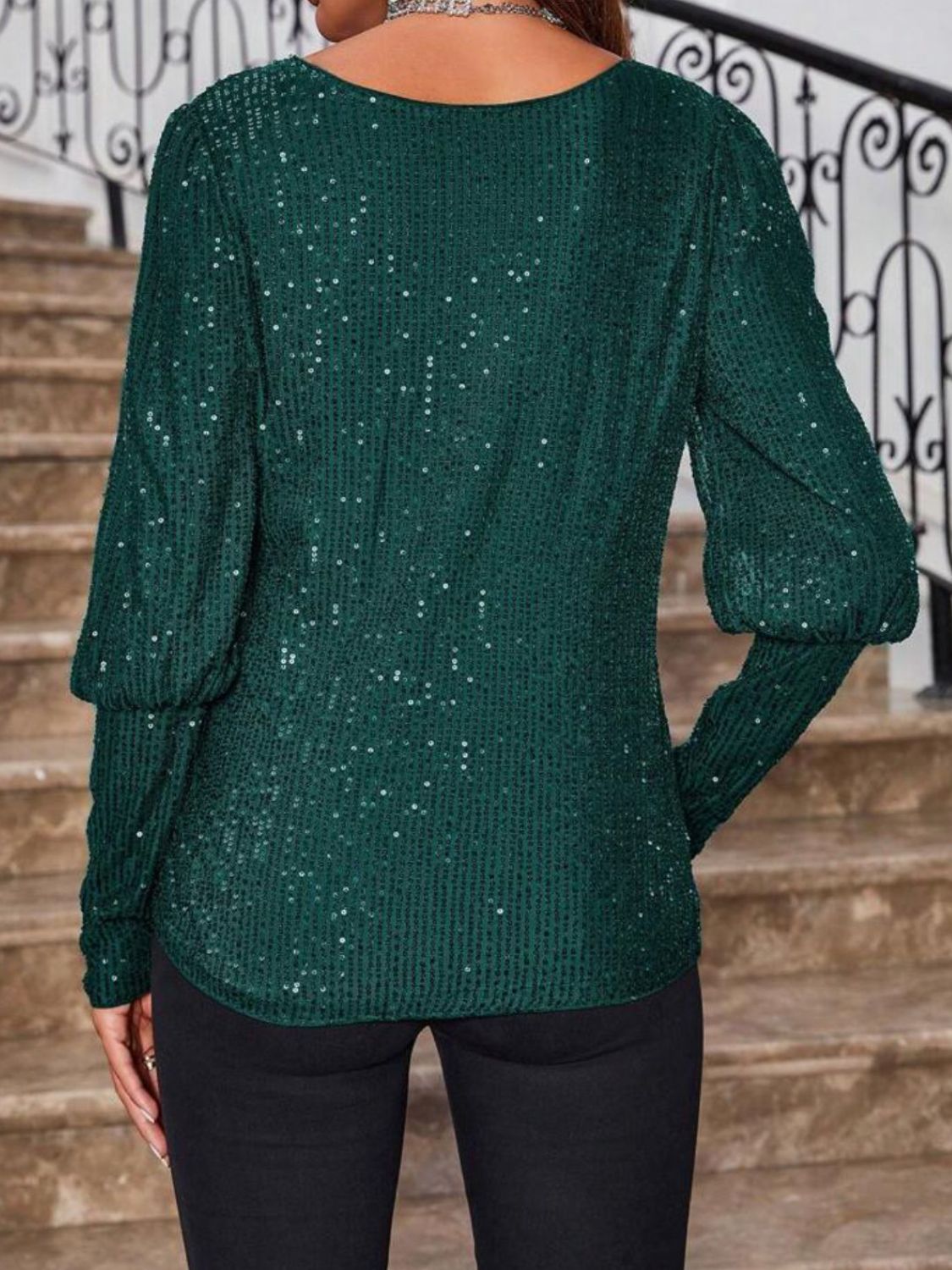 Top de manga larga con cuello barco y lentejuelas