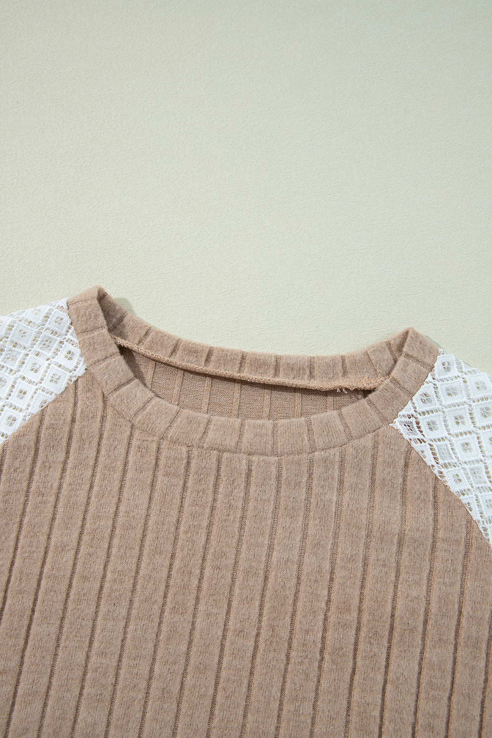 Blusa acanalada de manga larga con retazos florales pergamino
