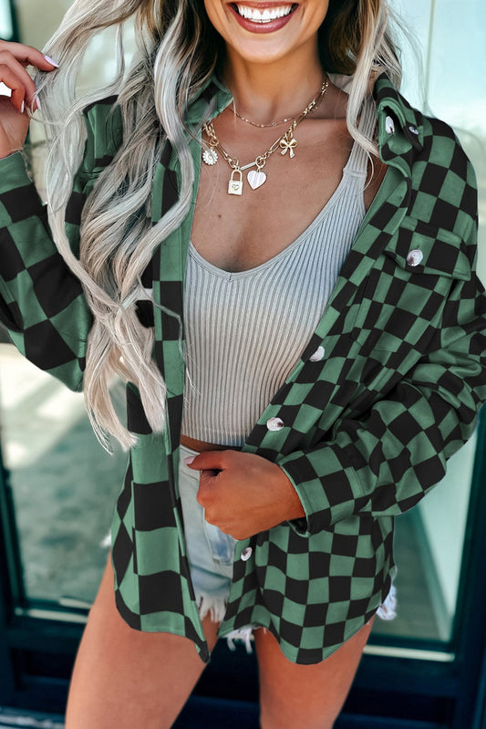Chaqueta tipo camisa con botones, solapa de cuadros verdes y bolsillos