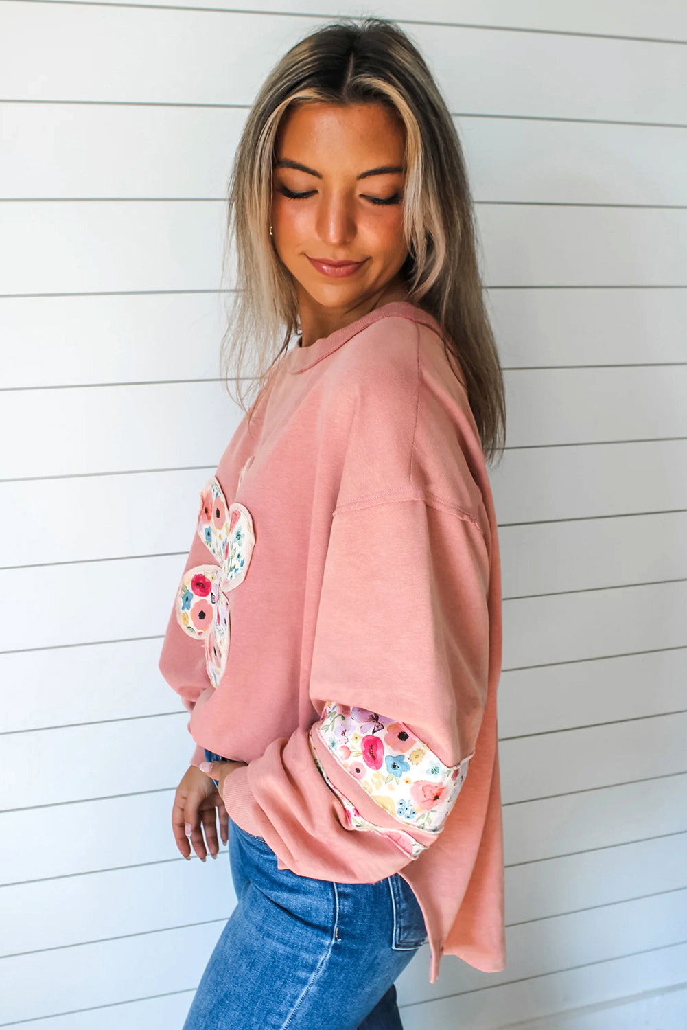 Sudadera con cuello redondo, manga caída y aplique de flor de melocotón en patchwork