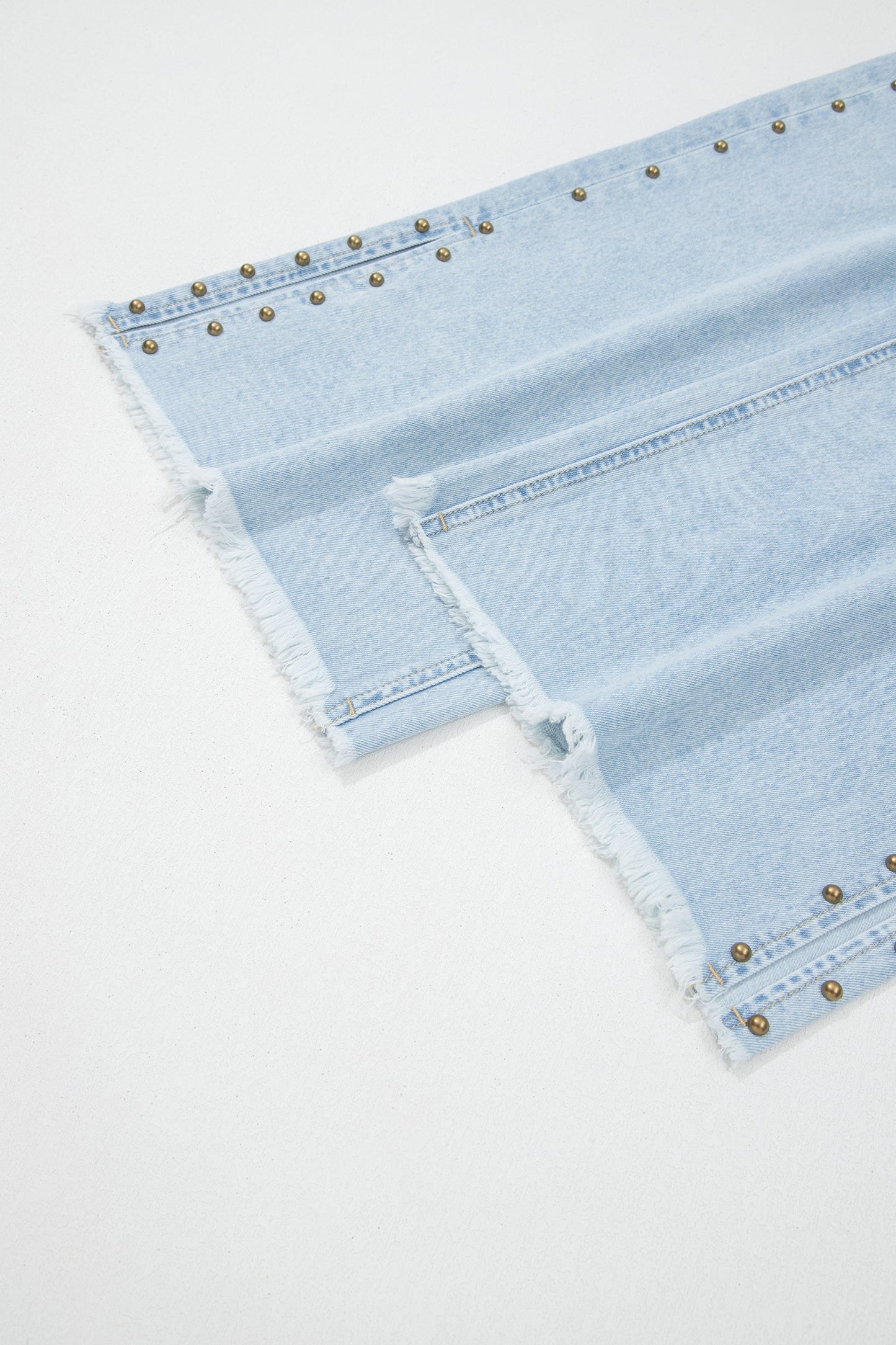 Jeans anchos Beau Blue con aberturas laterales, detalles de tachuelas y bajos deshilachados