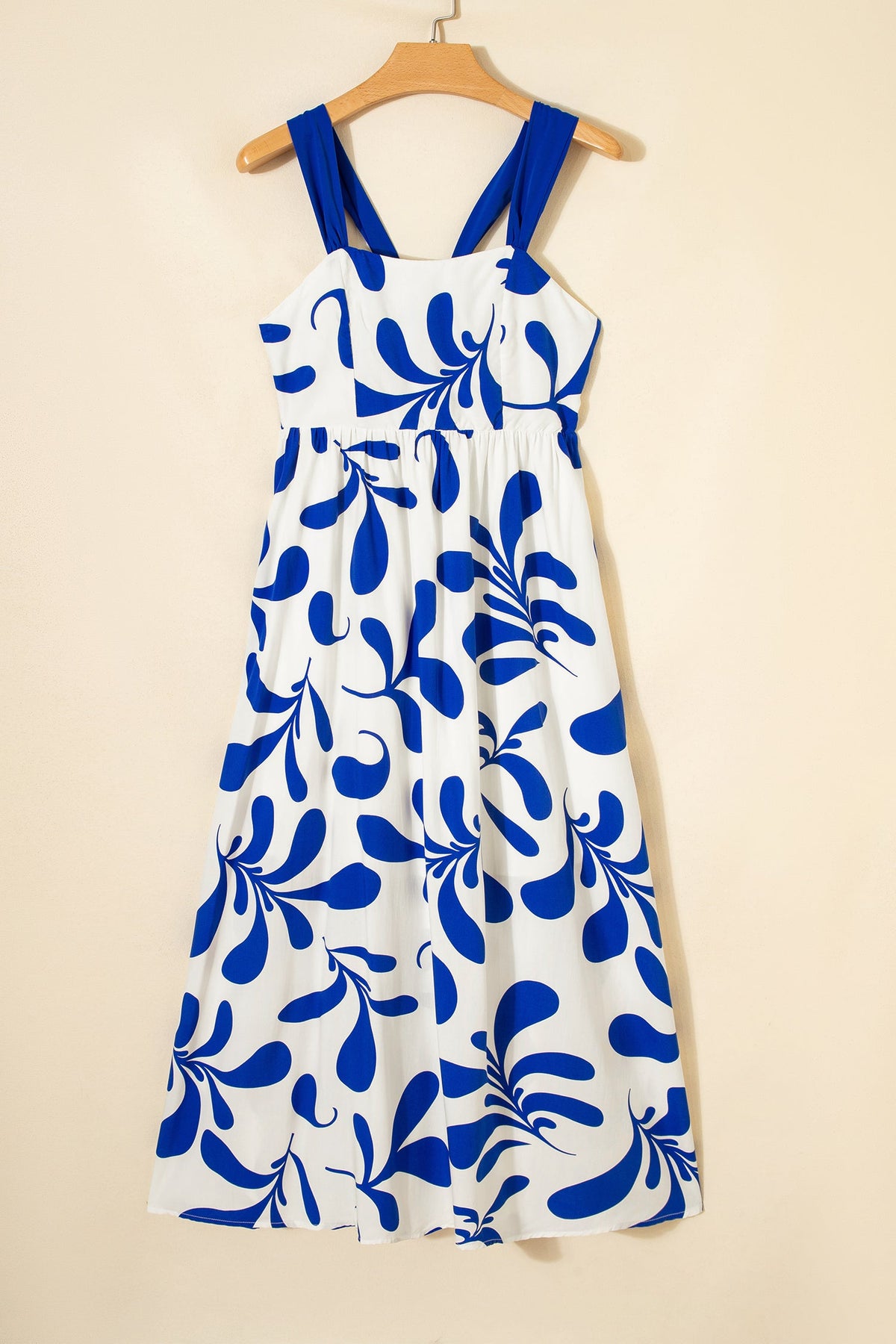 Vestido largo sin mangas con estampado floral azul y espalda cruzada anudada