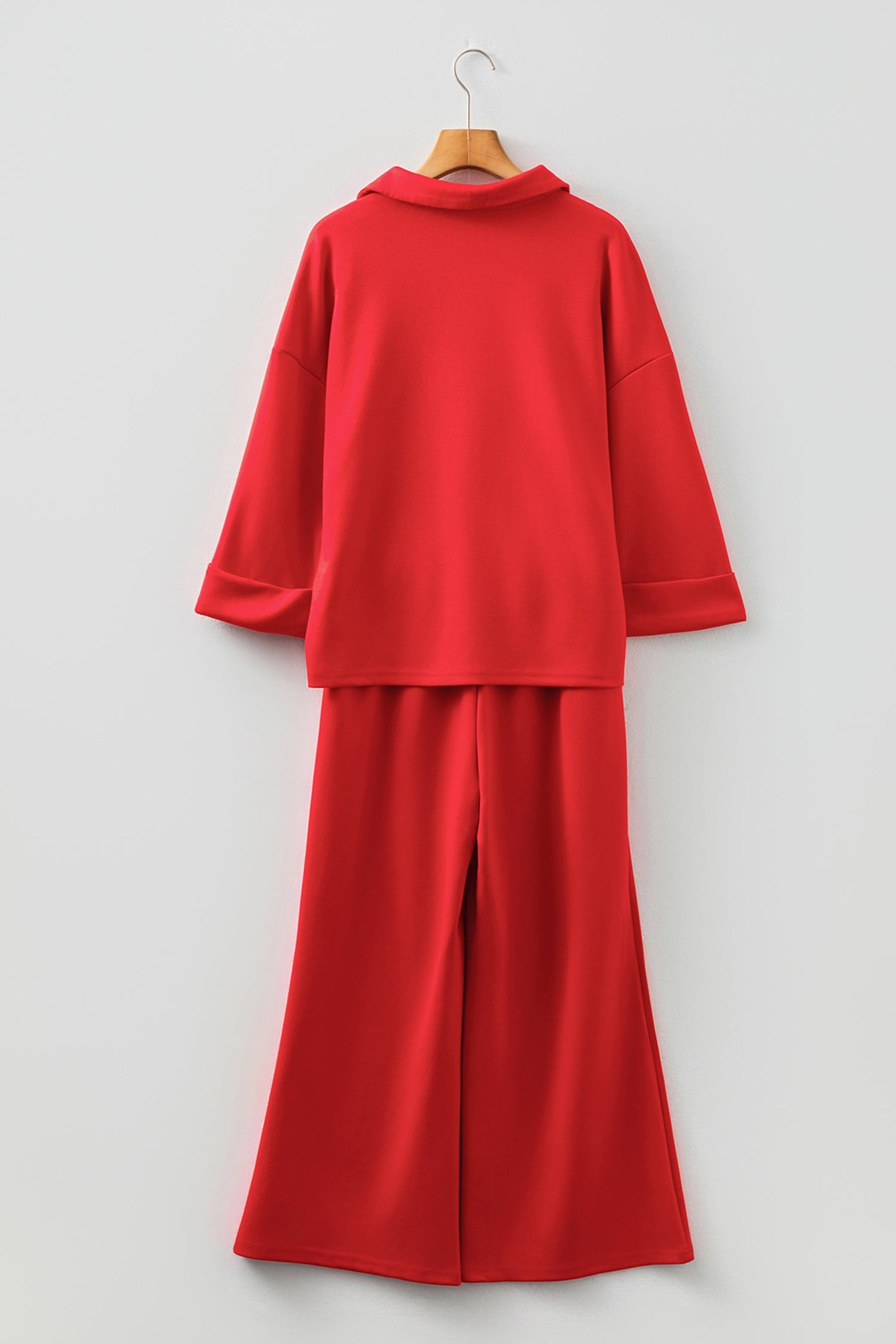 Conjunto de 2 piezas: polo rojo fuego con cuello en V, manga 3/4 y pantalón campana con cordón
