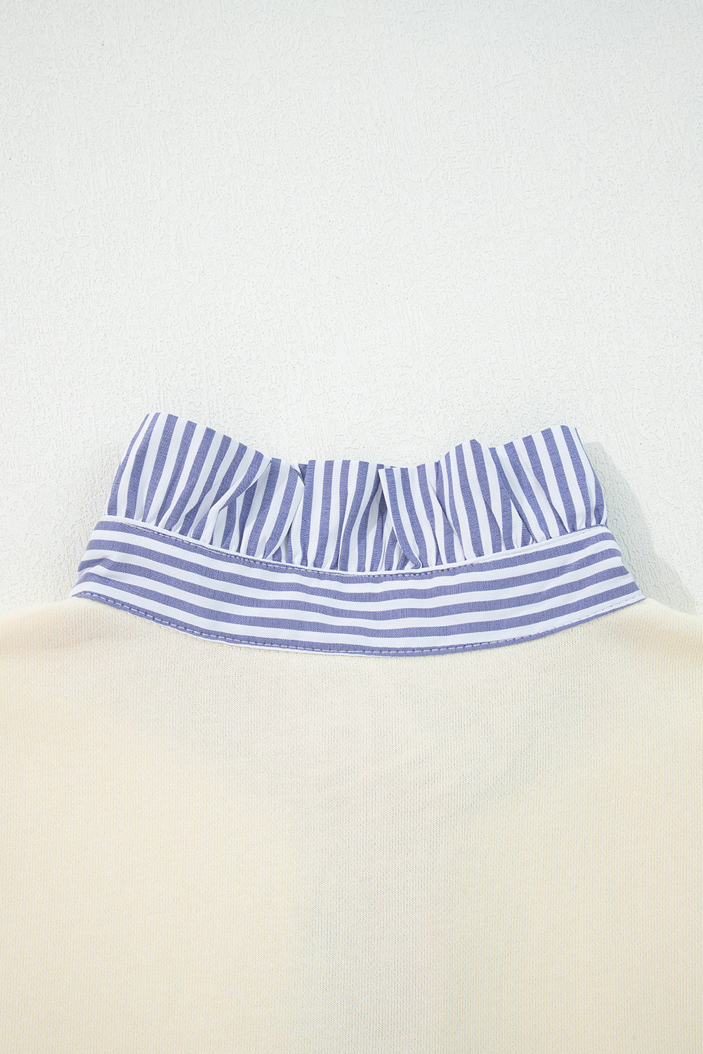 Sudadera con cuello a rayas, mangas abullonadas y parches, con botones blancos