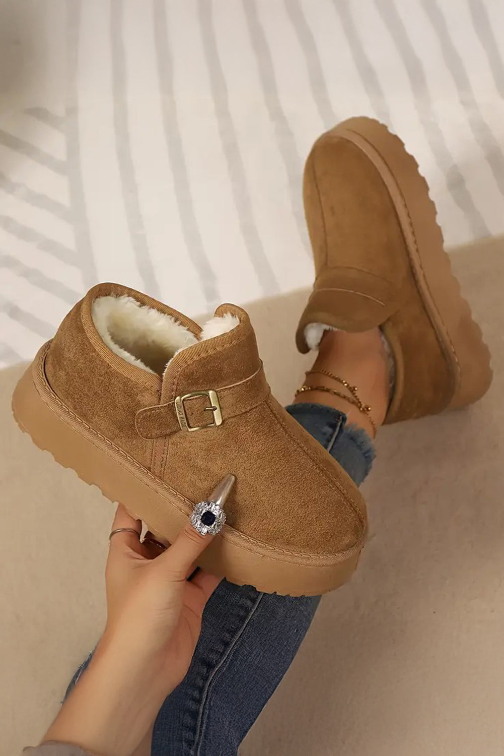 Botas de invierno cómodas con plataforma, puntera redonda y detalle de hebilla en color café