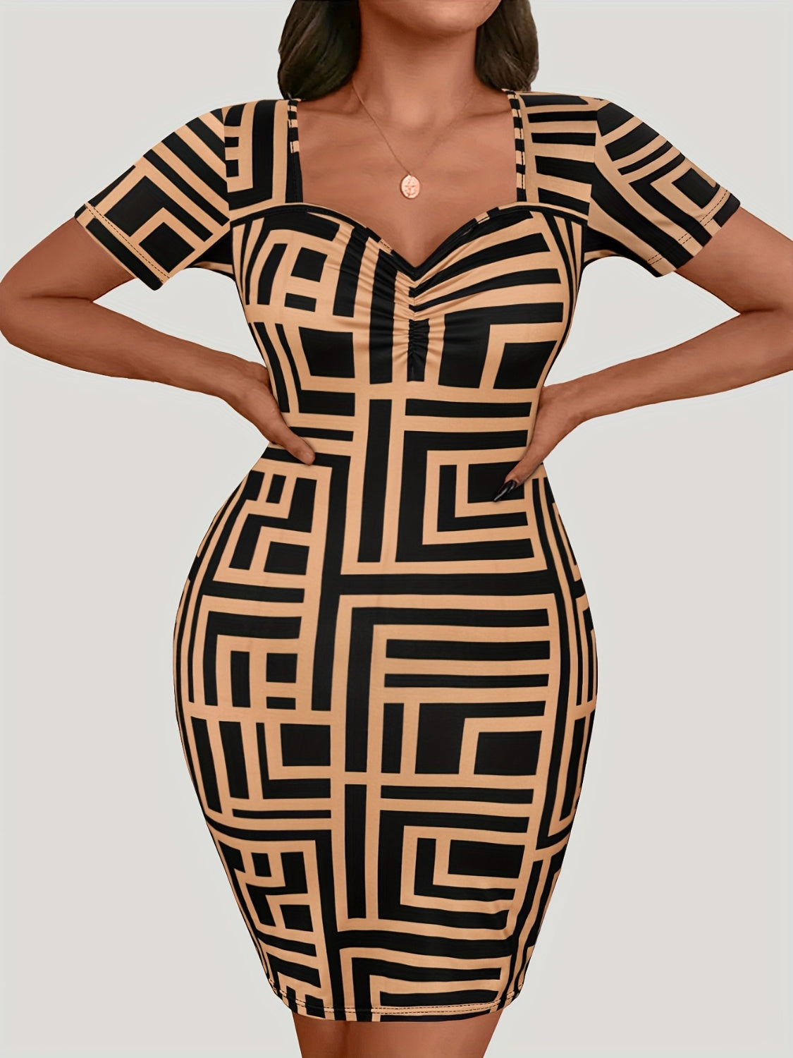 Minivestido de talla grande con escote corazón y manga corta