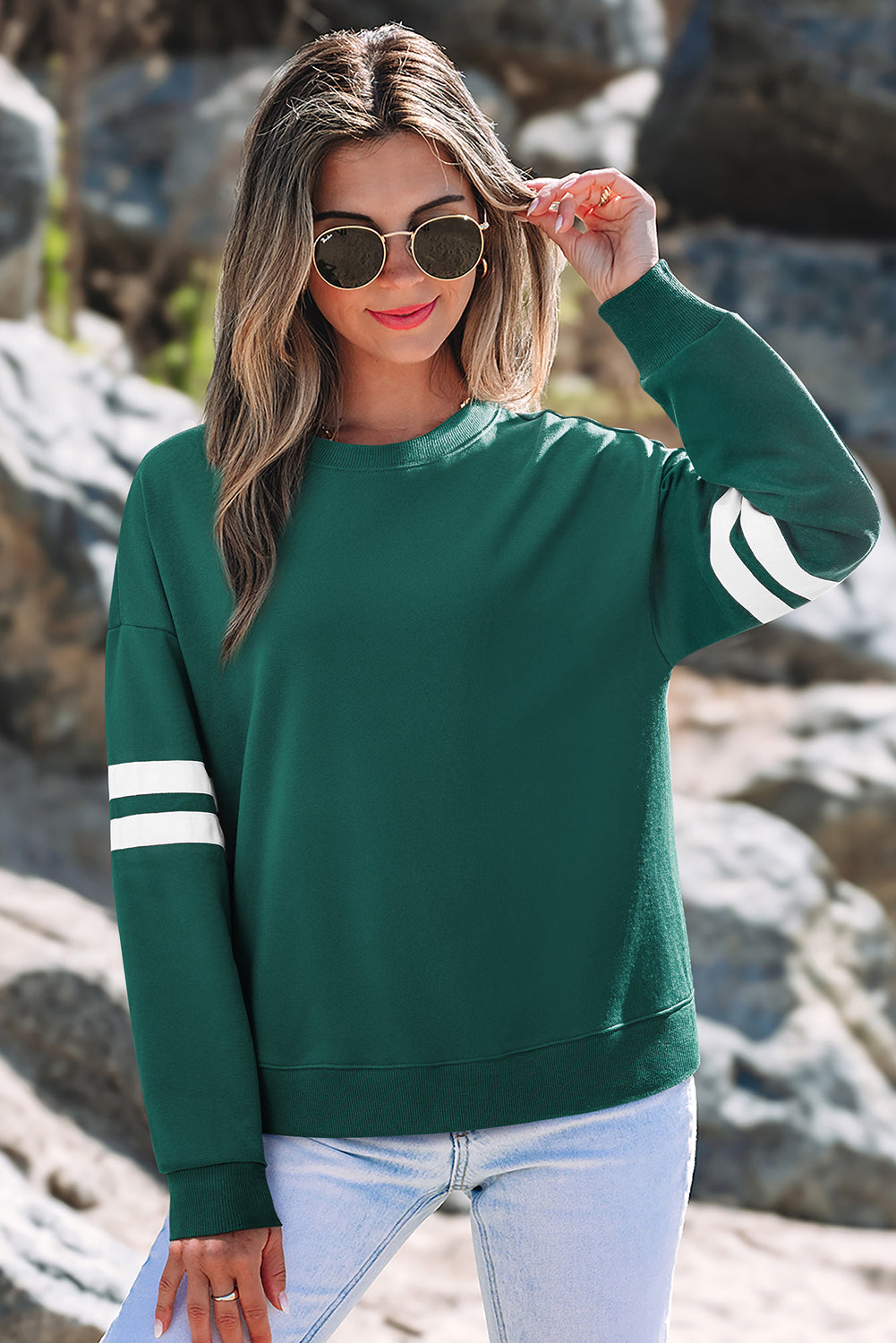 Sudadera Oversize Azul Cielo con Detalle de Rayas Universitarias y Hombros Caídos