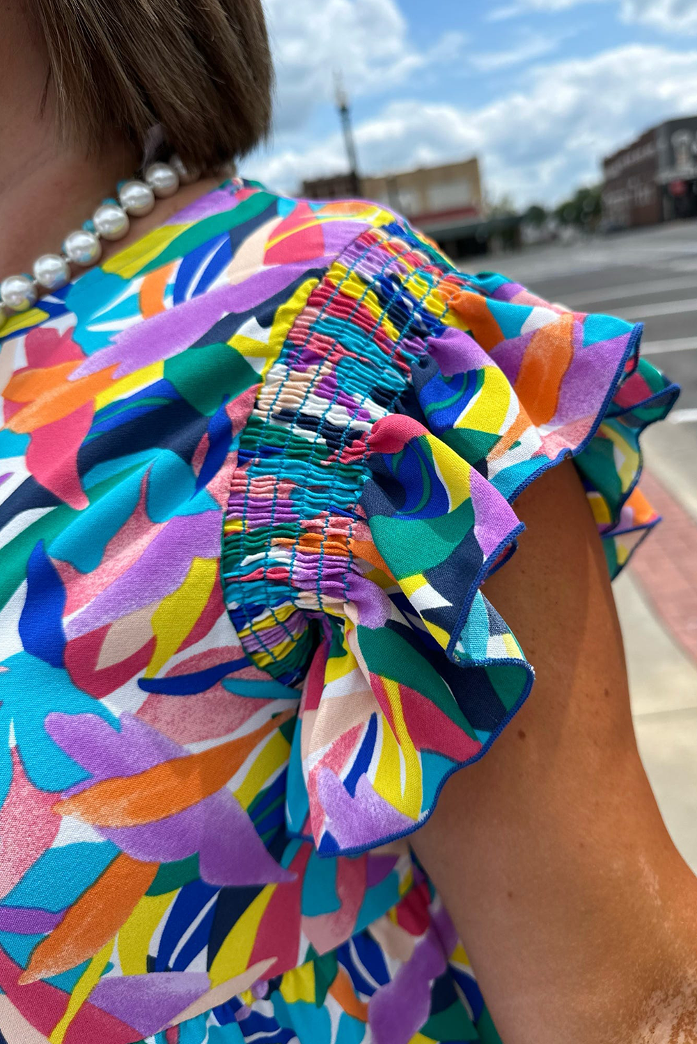 Vestido largo escalonado de talla grande con estampado abstracto azul y manga con volantes