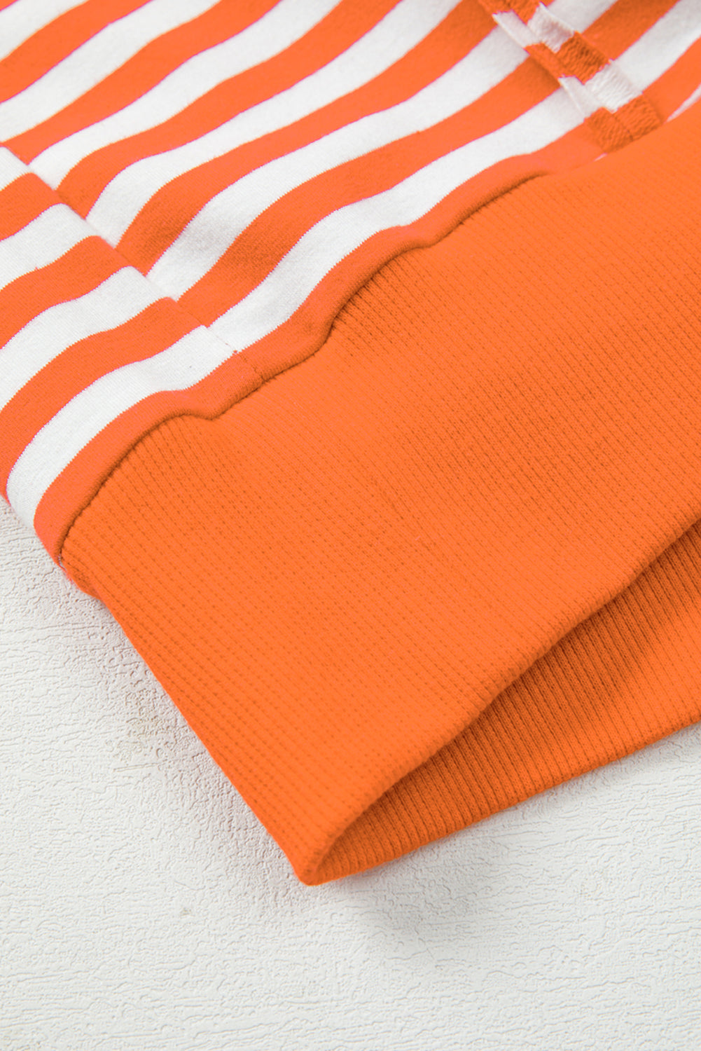 Top tipo jersey casual de hombros caídos con costuras expuestas a rayas naranjas