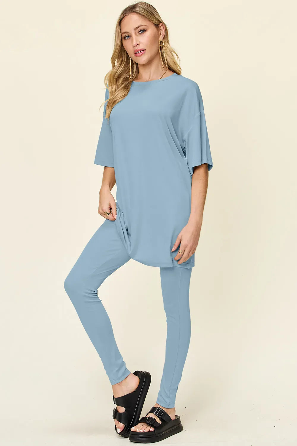Conjunto de camiseta de manga caída con cuello redondo de tamaño completo y leggings Double Take