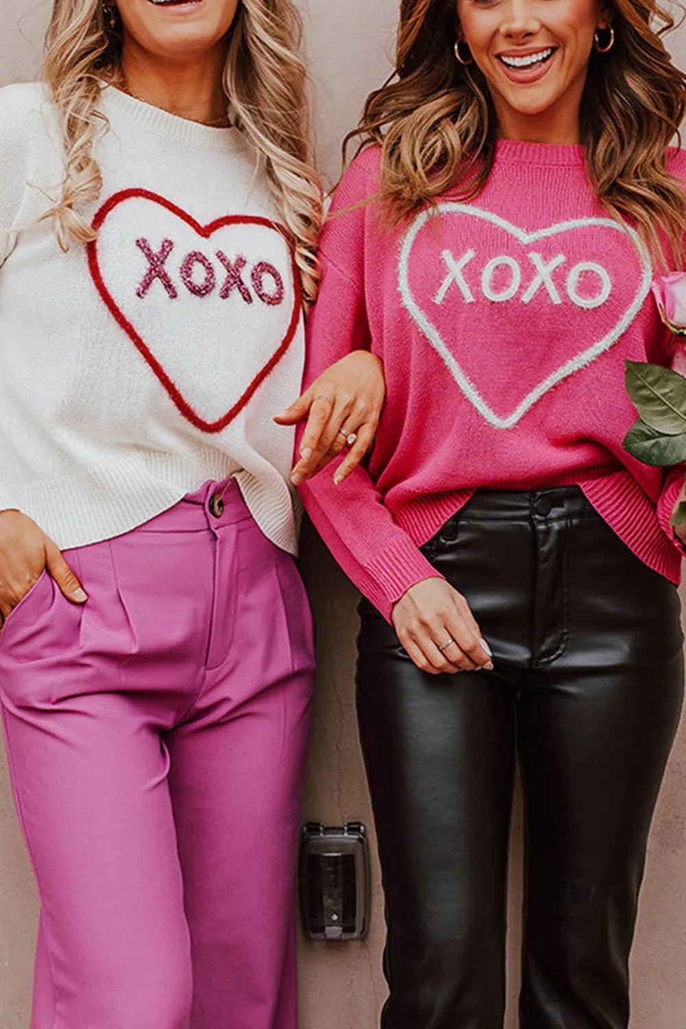 Suéter XOXO de cuello redondo y hombros caídos