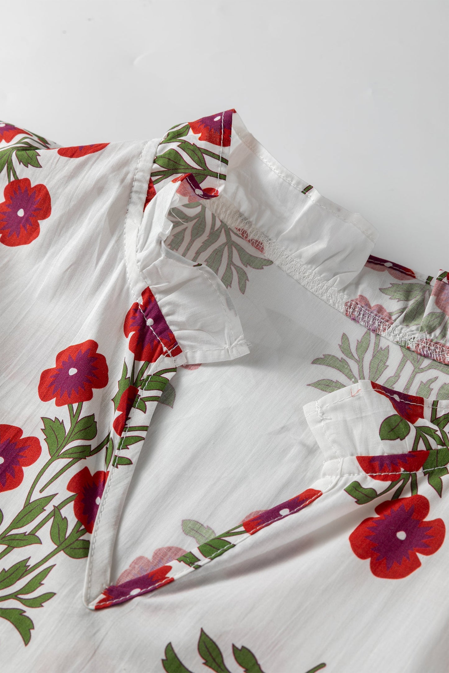 Minivestido suelto con cuello en V, manga 3/4 y estampado floral blanco